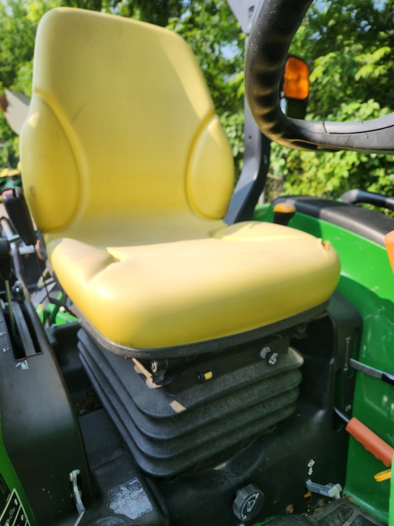 John Deere 3039R Image 7