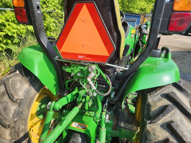 John Deere 3039R Image 8