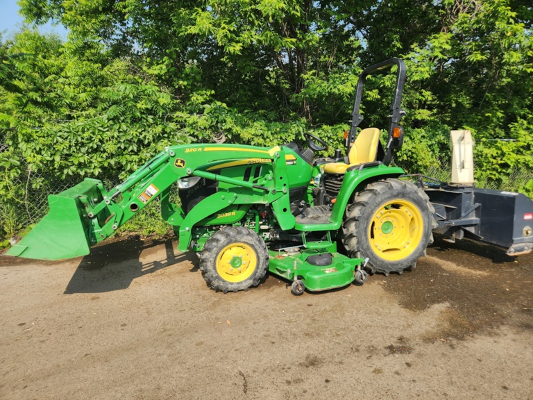 John Deere 3039R Image 1