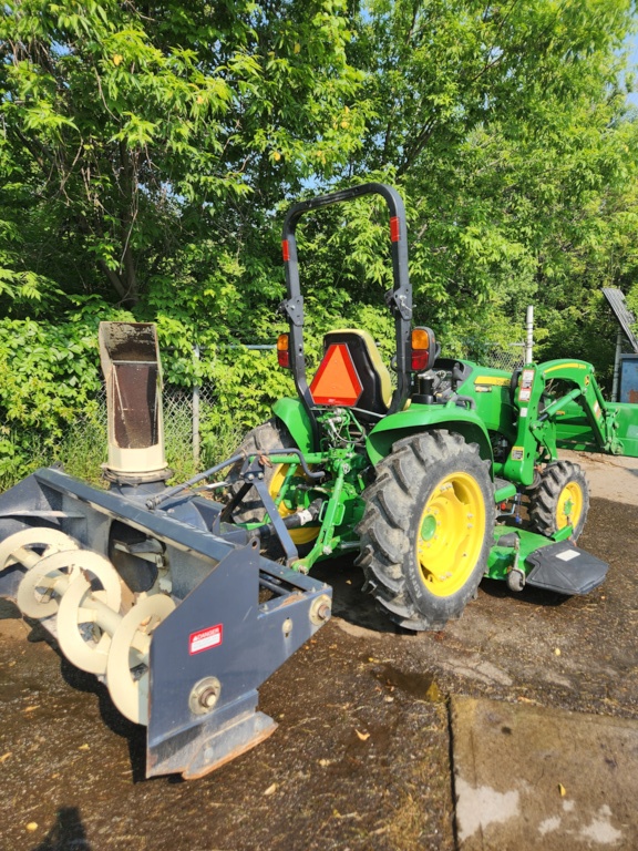 John Deere 3039R Image 3
