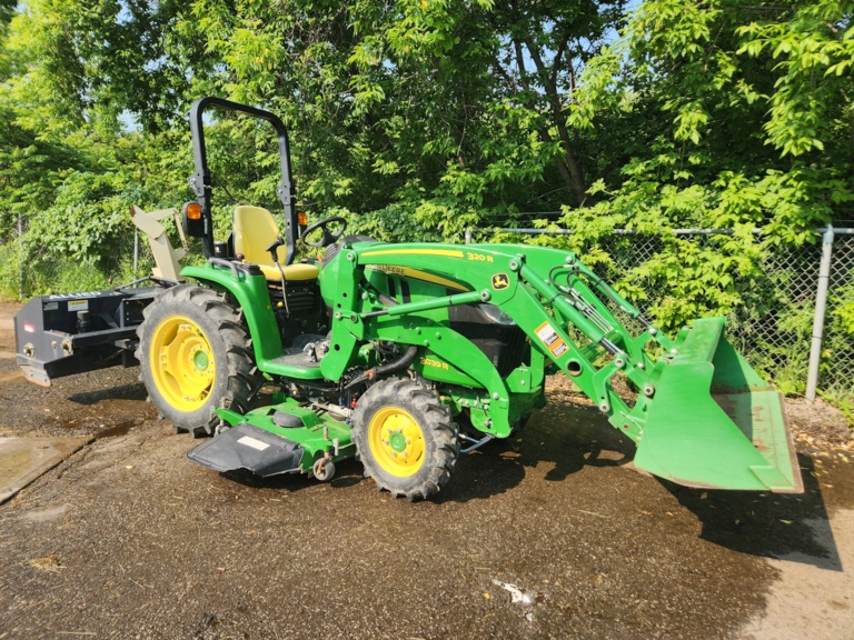 John Deere 3039R Image 4