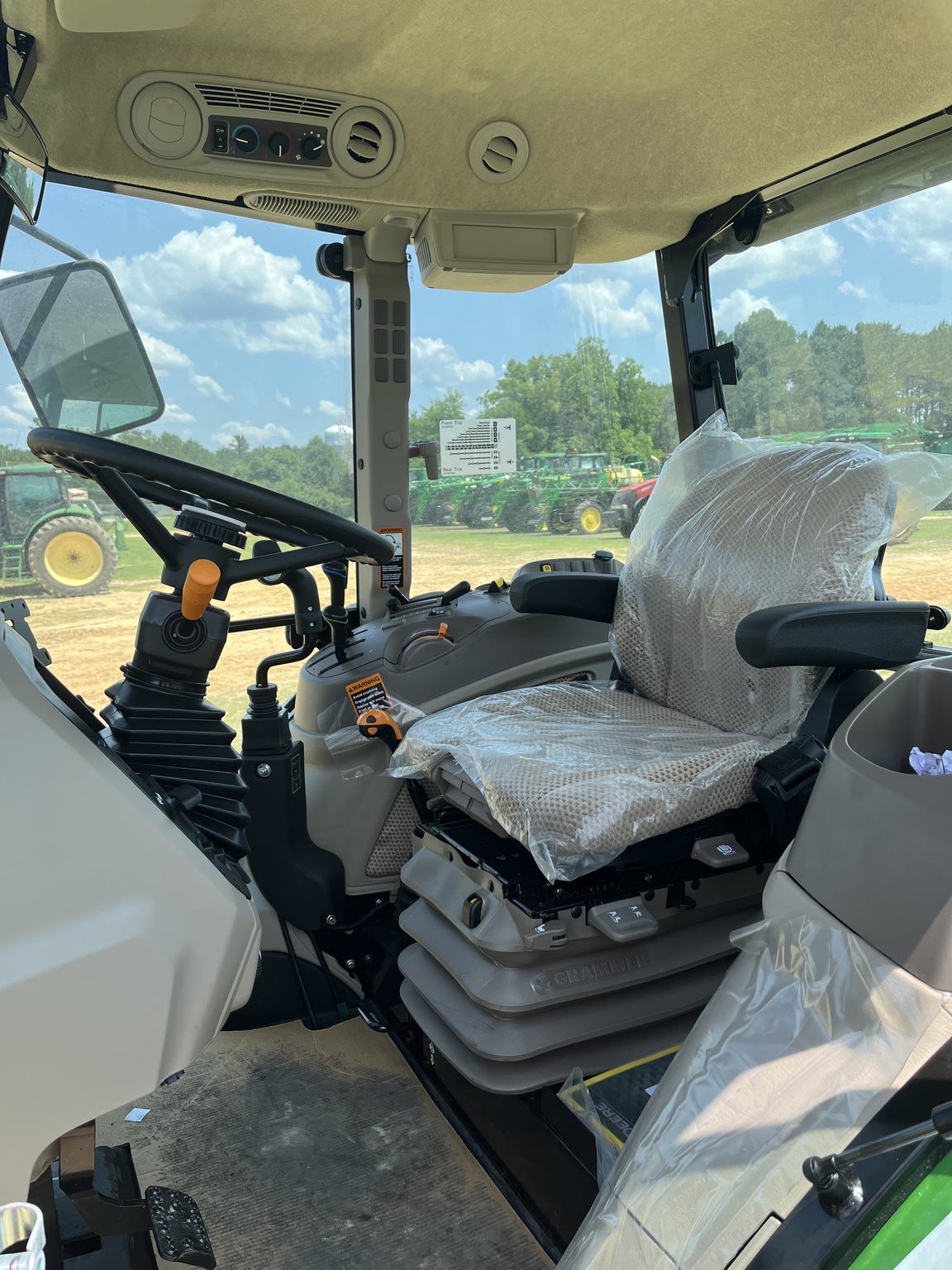 2025 John Deere 6105E Image 5