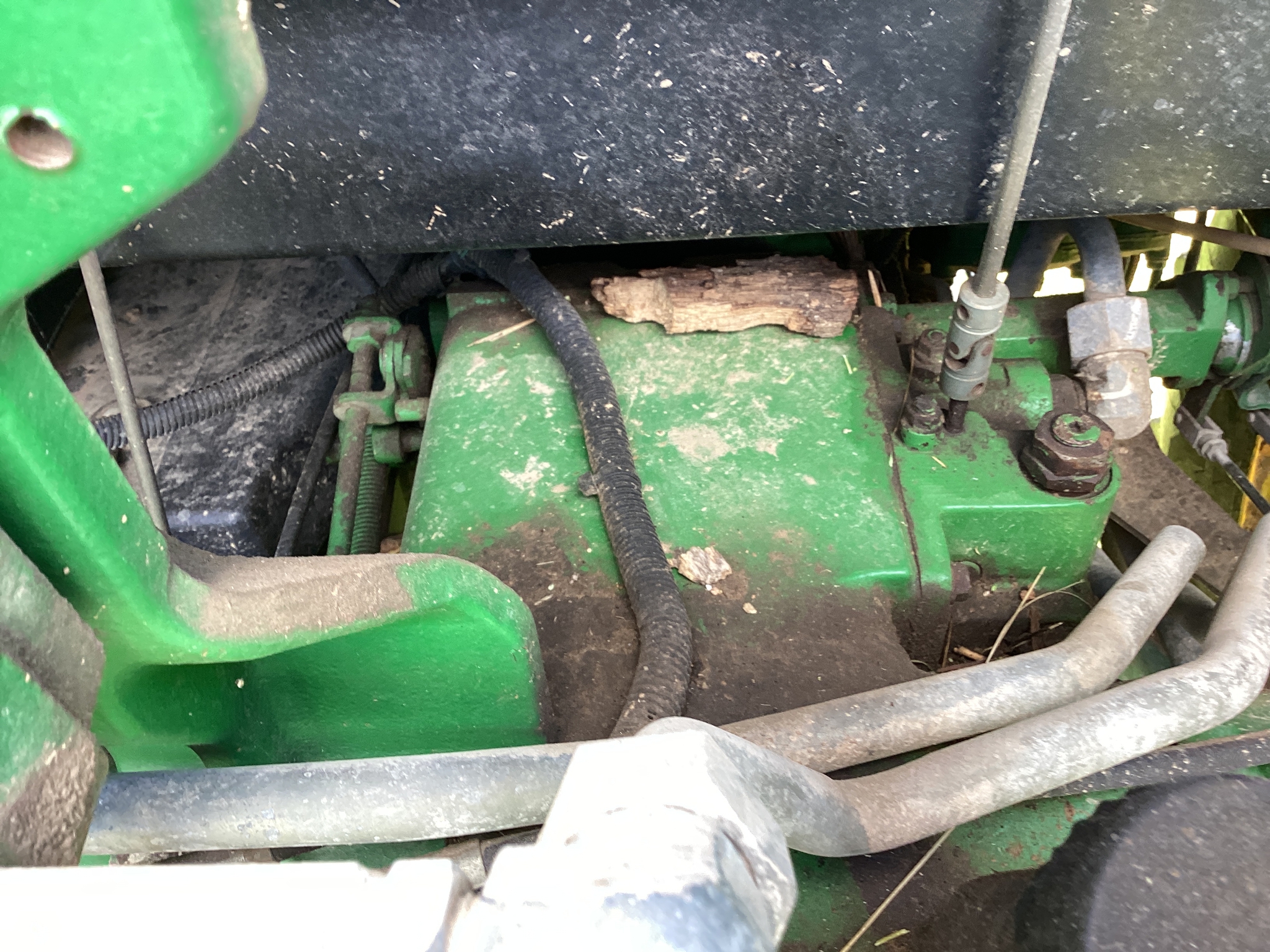 2013 John Deere 5083E Image 24