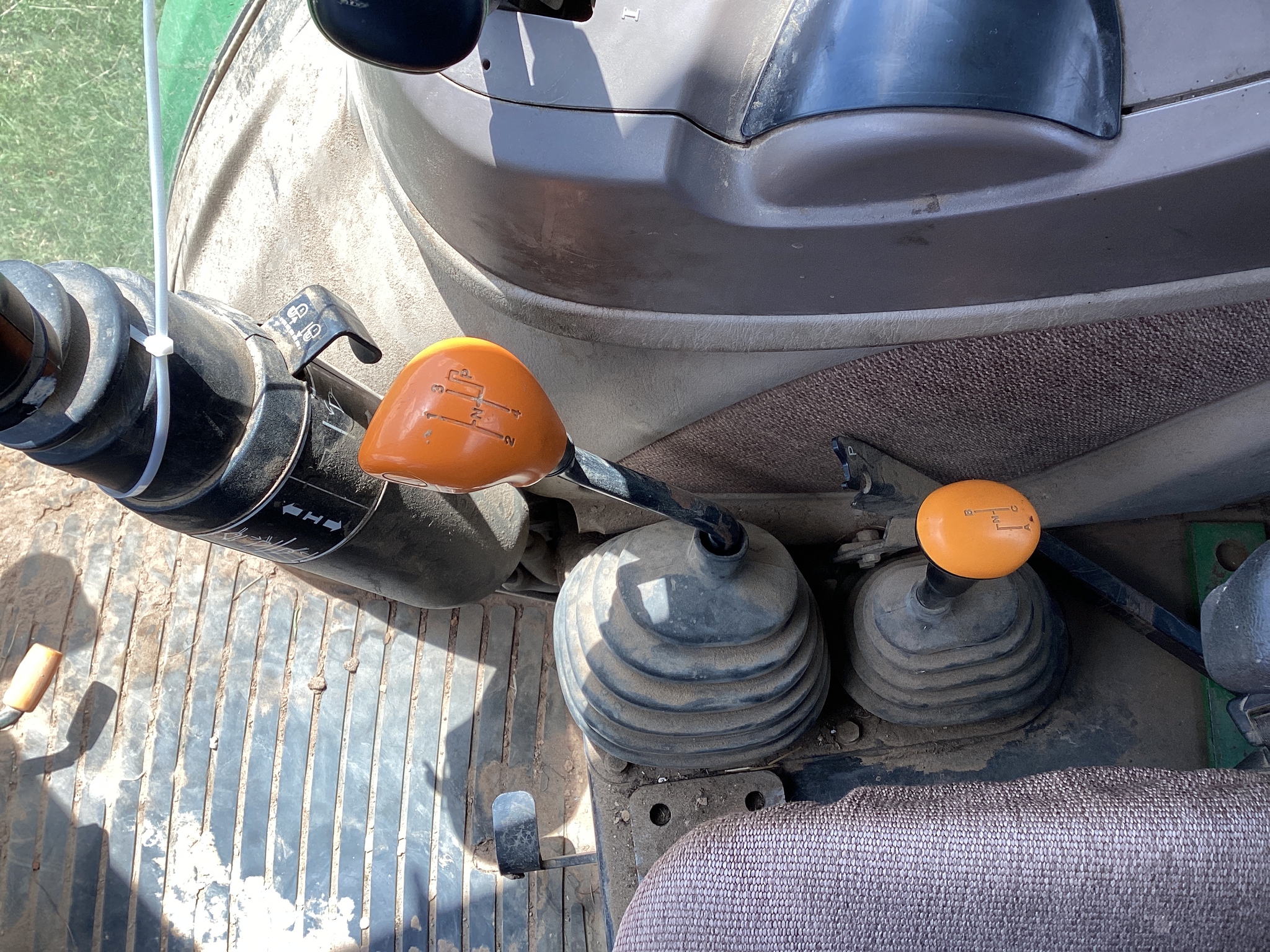 2013 John Deere 5083E Image 8