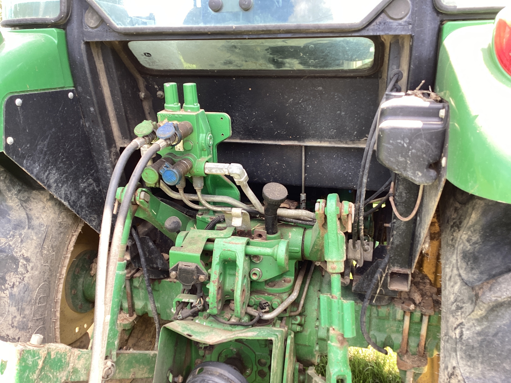 2013 John Deere 5083E Image 25
