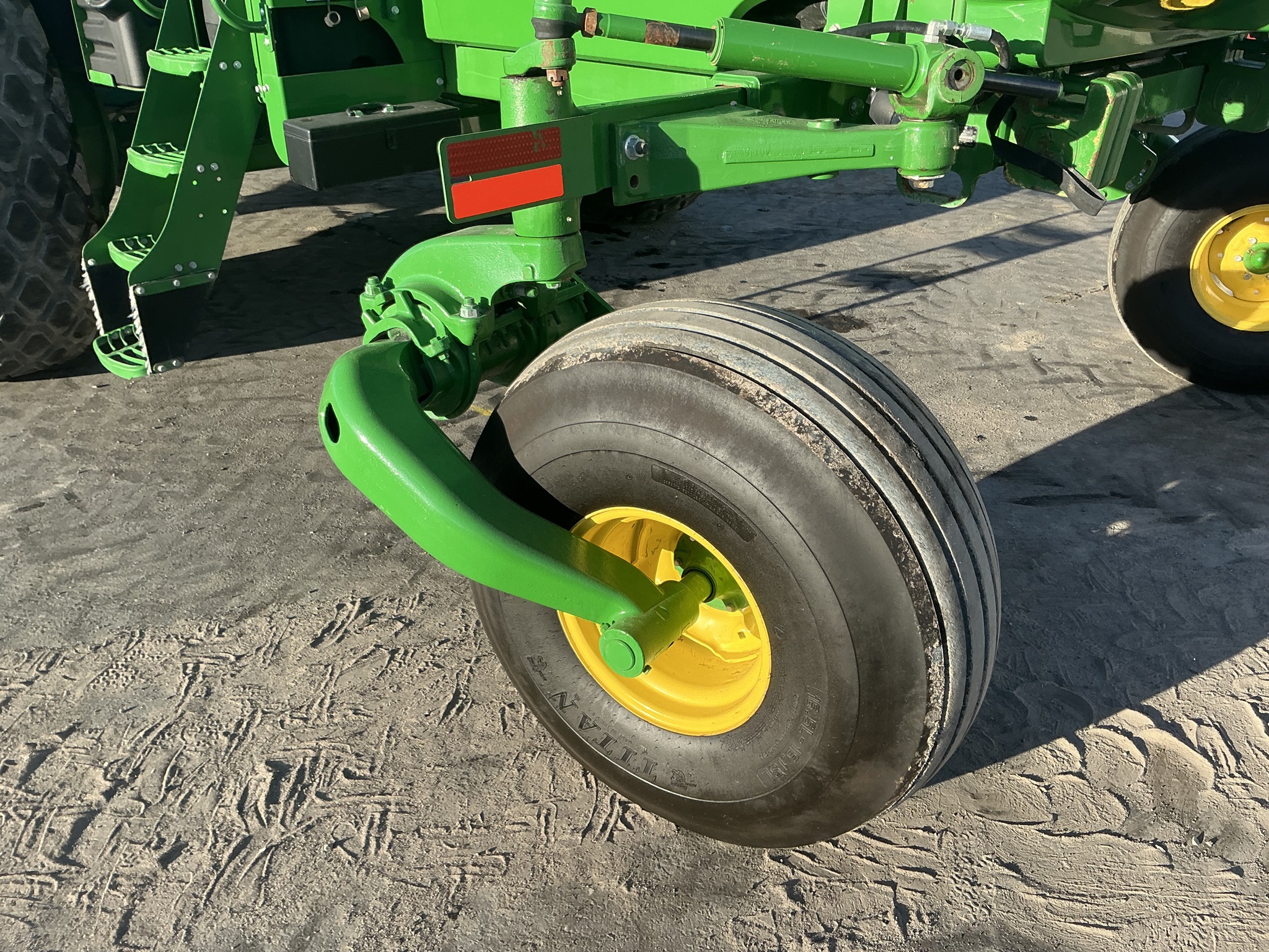 2020 John Deere W235 Image 18