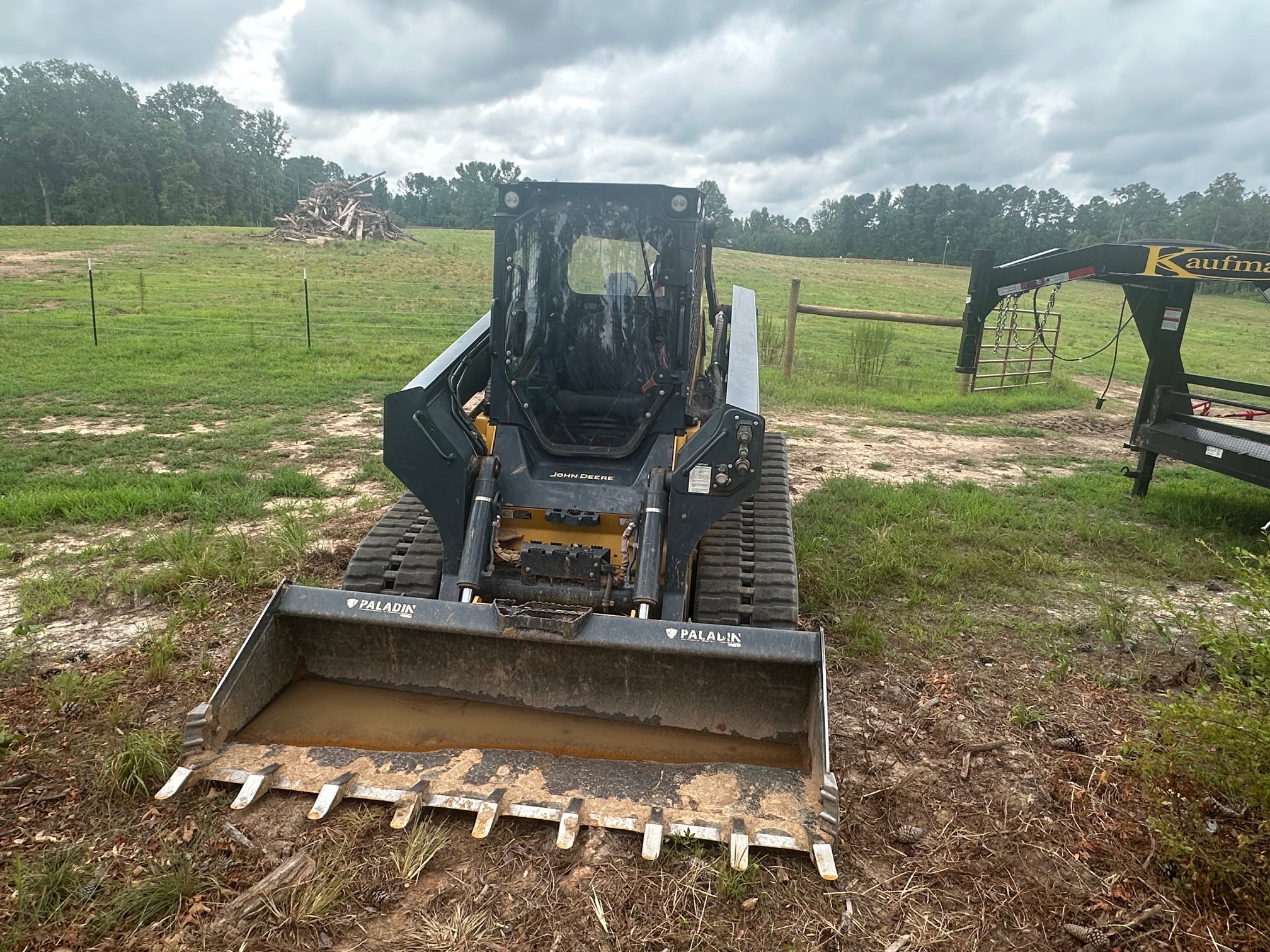 2022 John Deere 333G Image 2