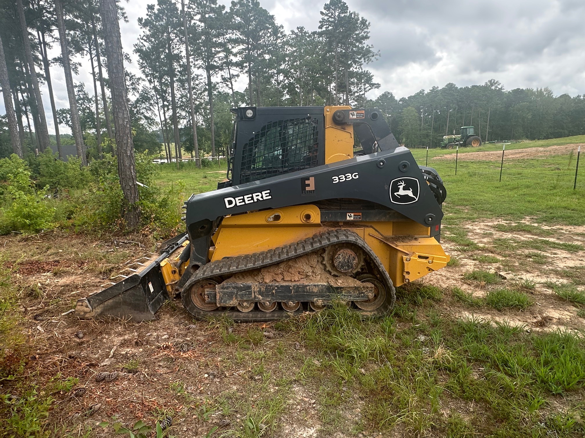 2022 John Deere 333G Image 3