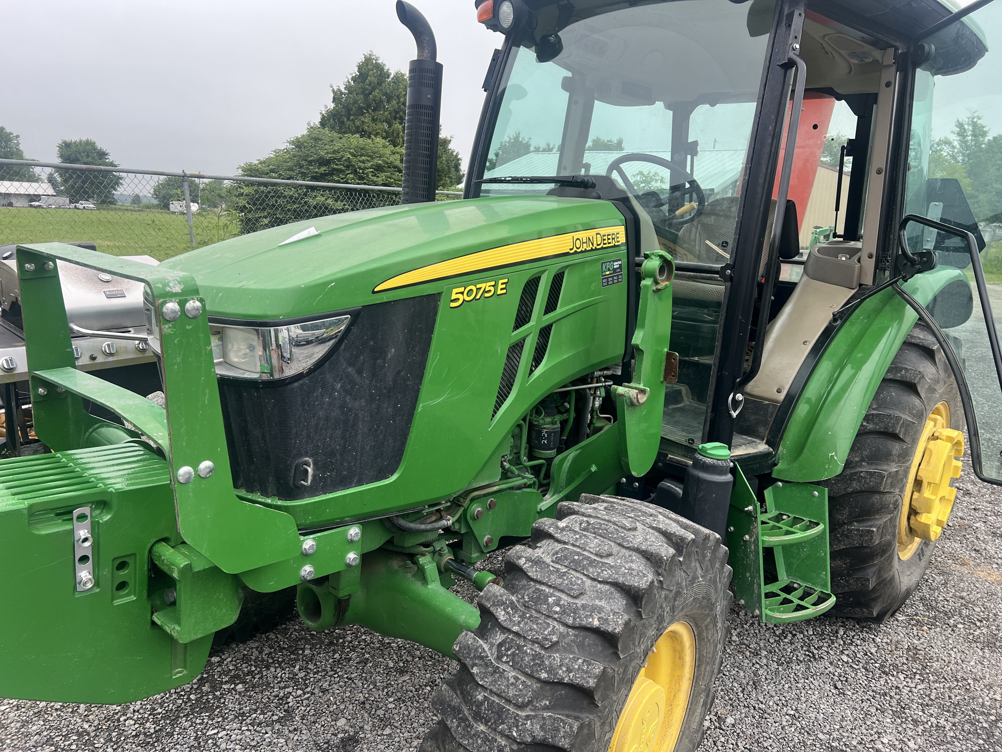2018 John Deere 5075E Image 3