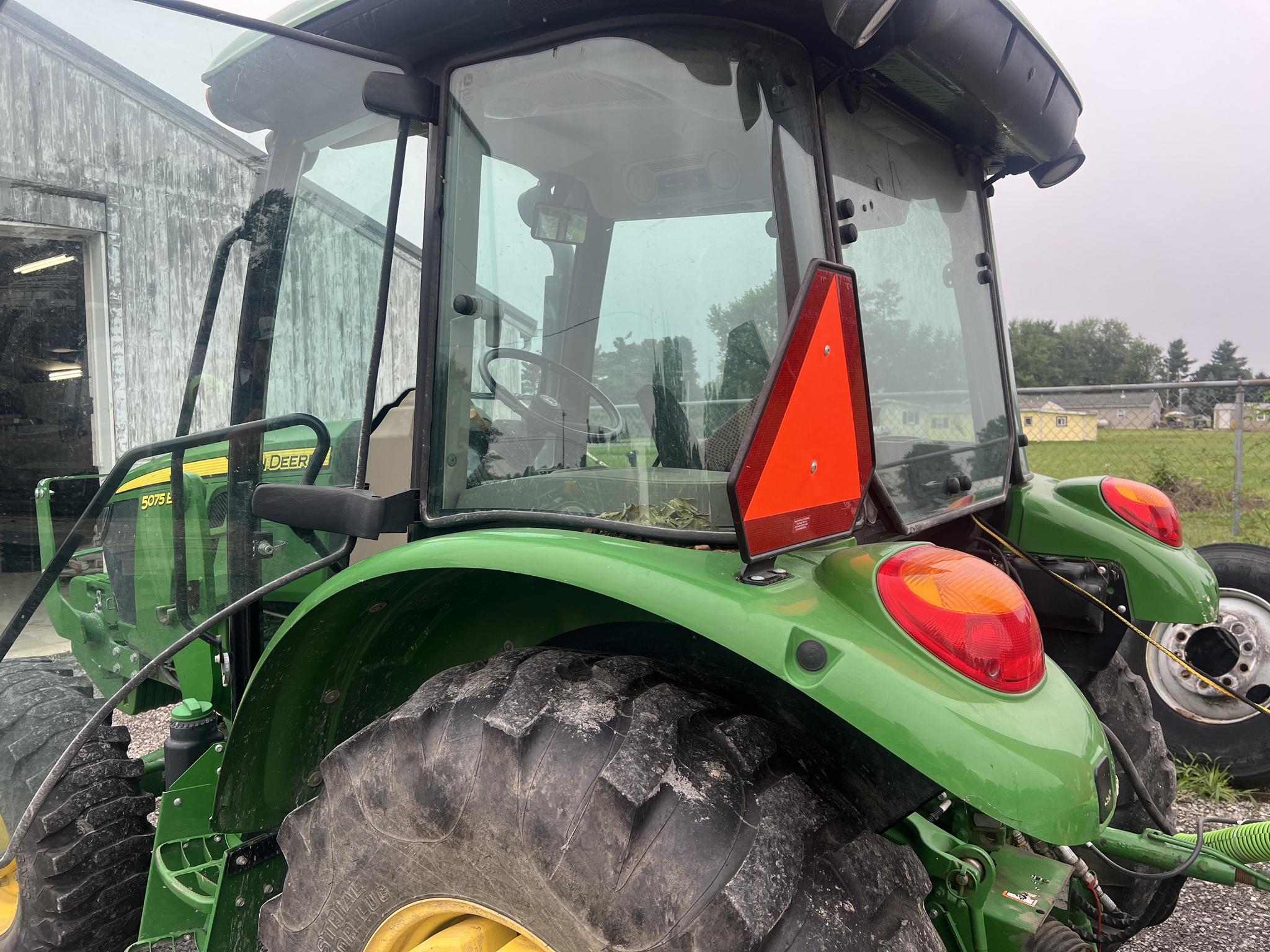 2018 John Deere 5075E Image 6