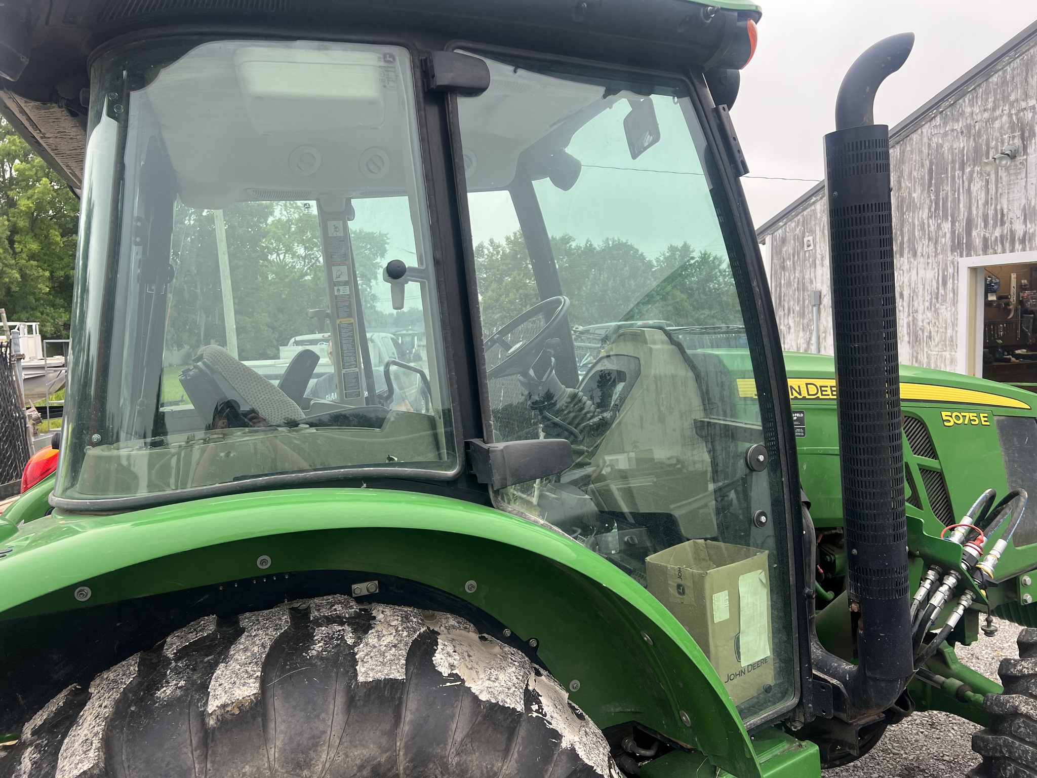 2018 John Deere 5075E Image 10