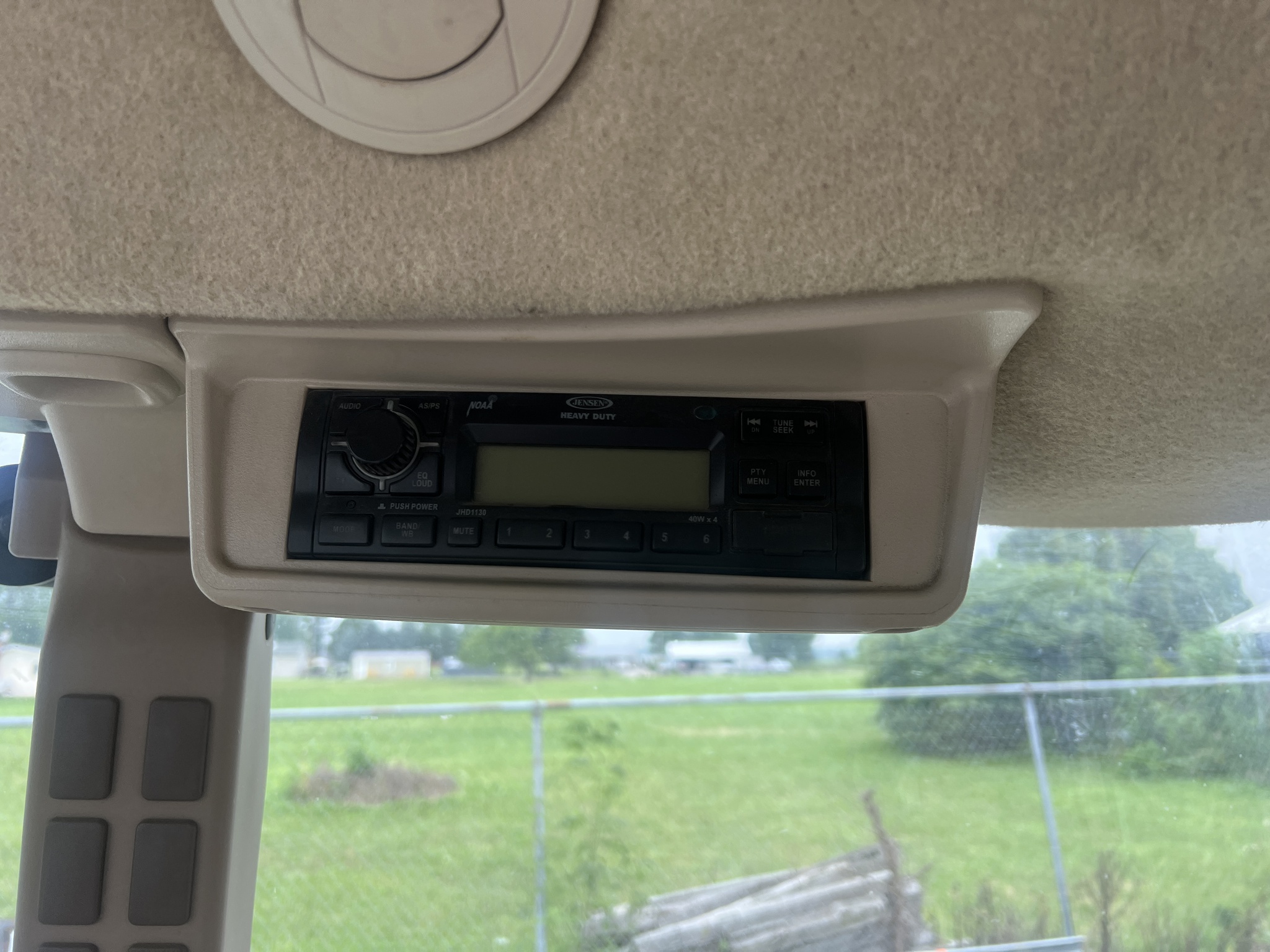 2018 John Deere 5075E Image 16