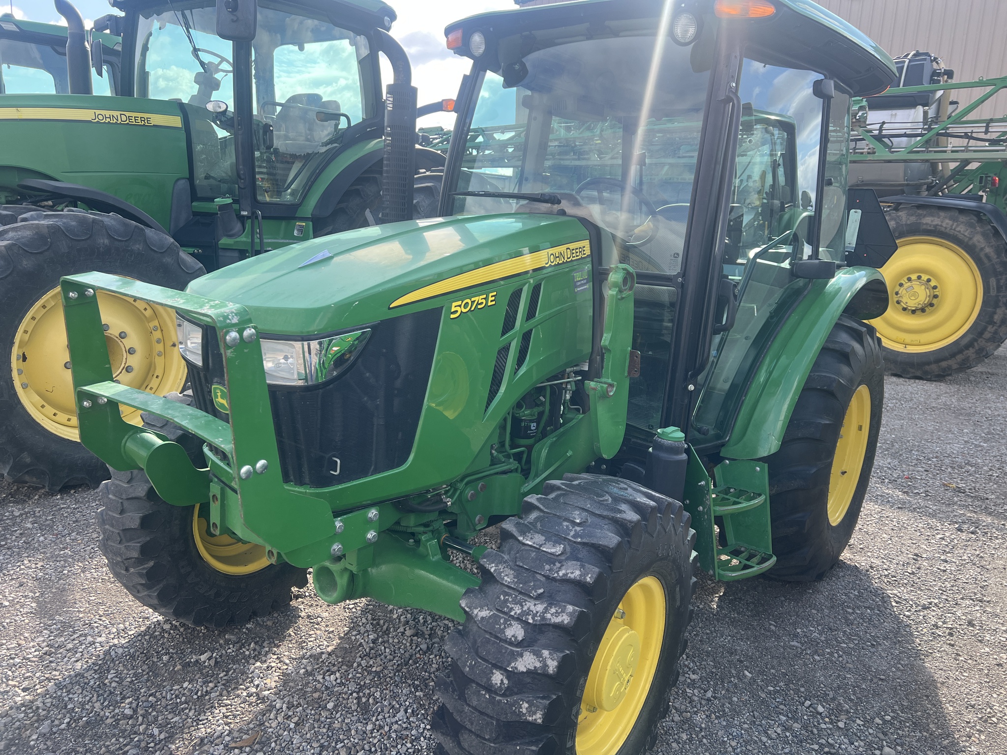 2018 John Deere 5075E Image 3