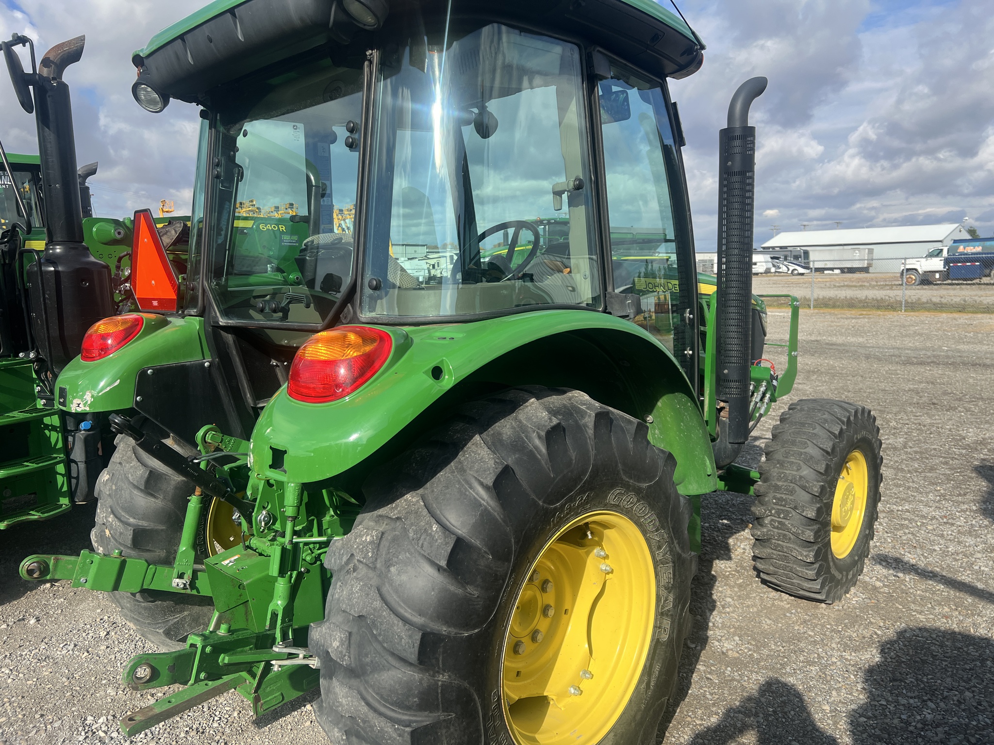 2018 John Deere 5075E Image 7