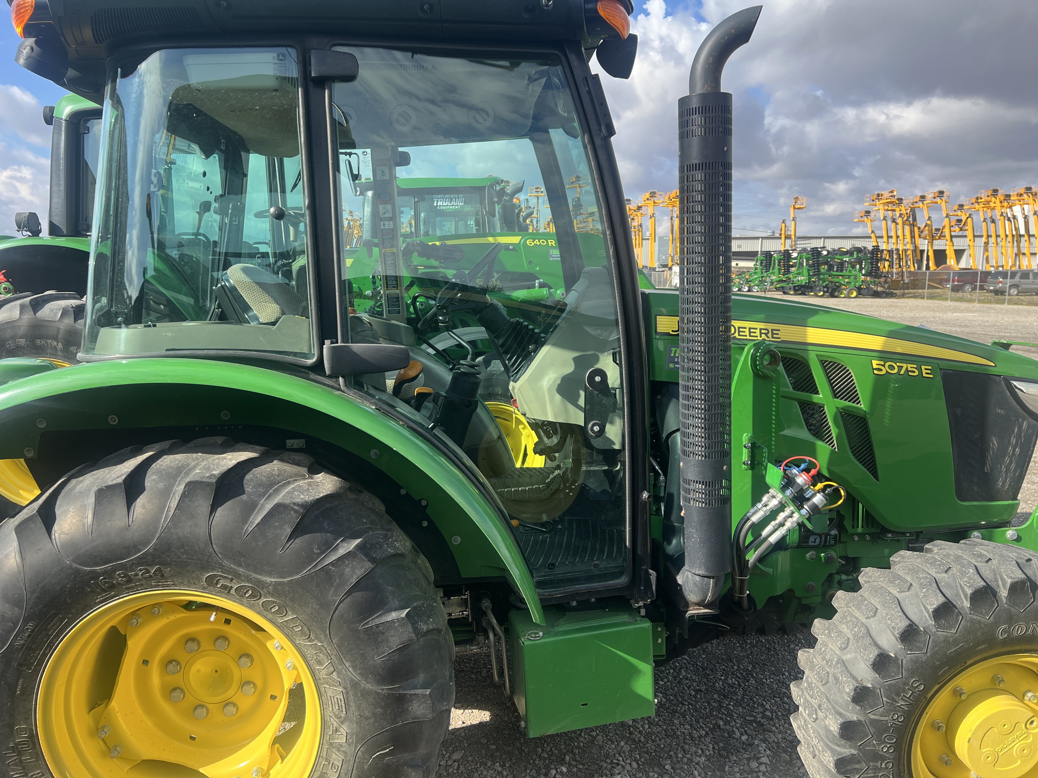 2018 John Deere 5075E Image 8