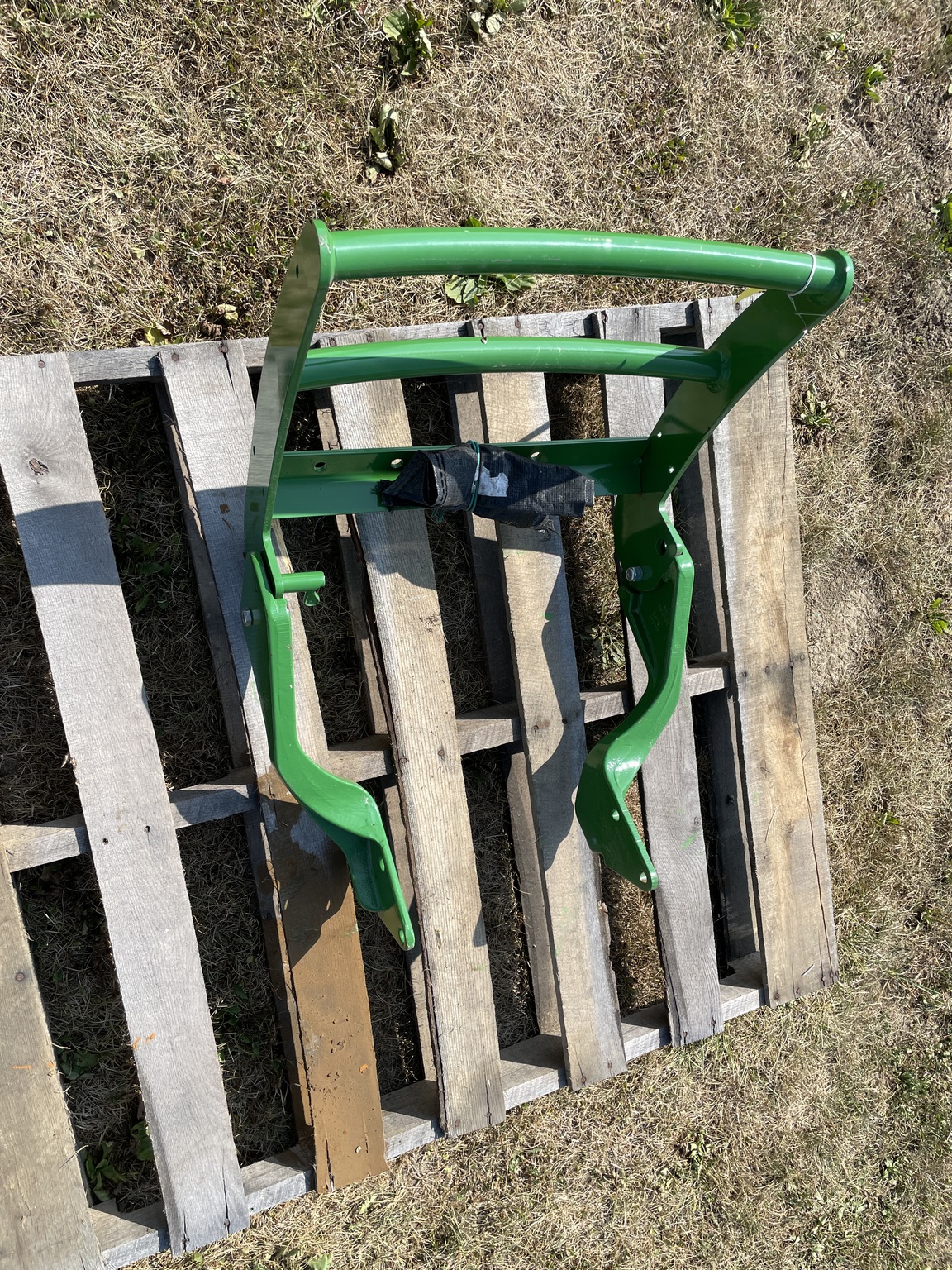 John Deere 3320 Image 3