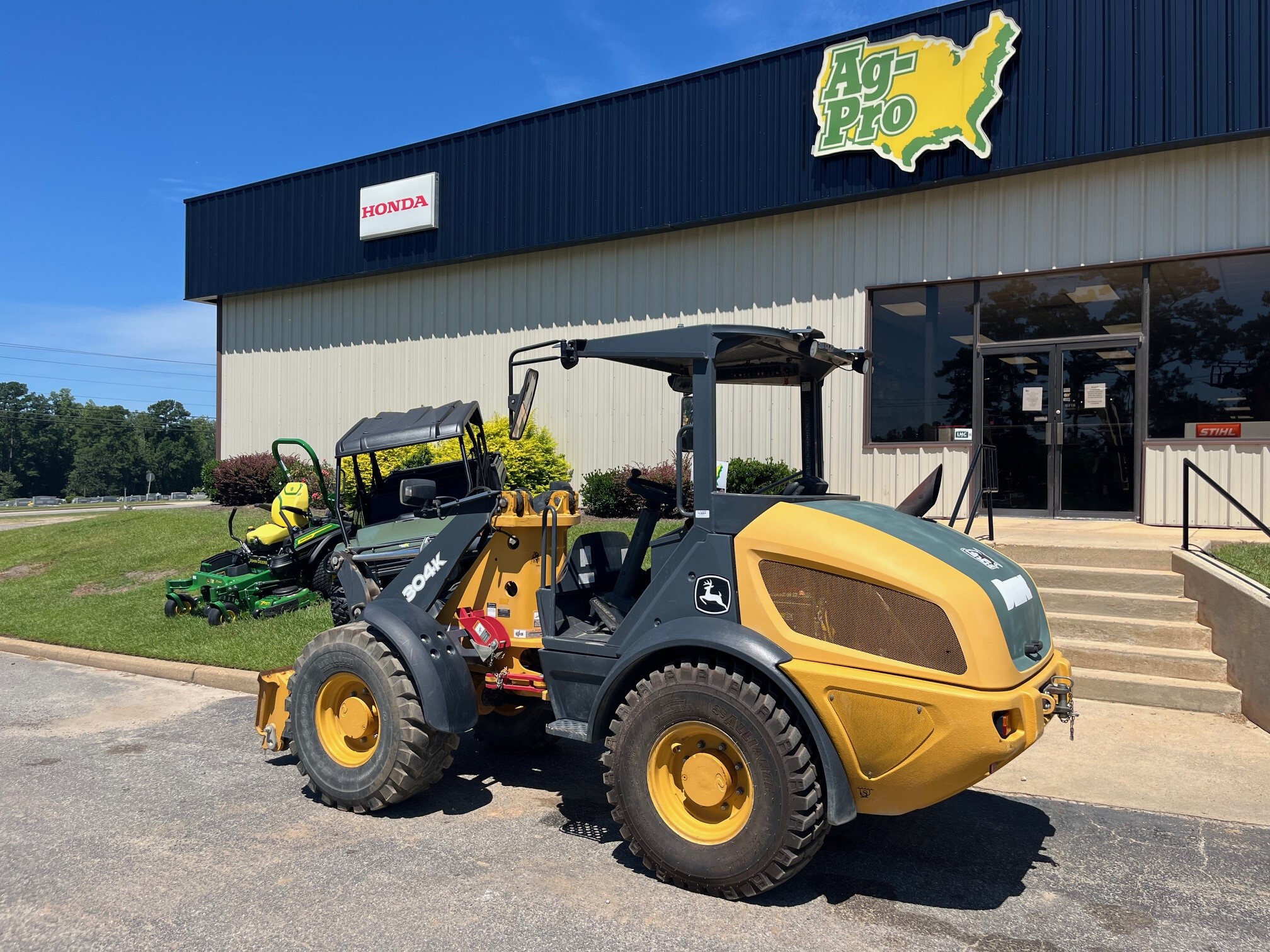 2016 John Deere 304K Image 2