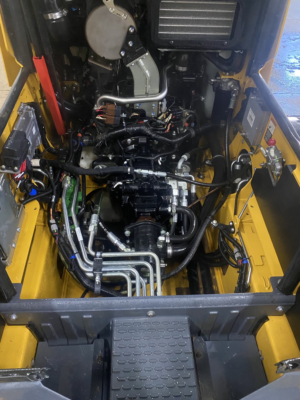 2023 John Deere 317G Image 11