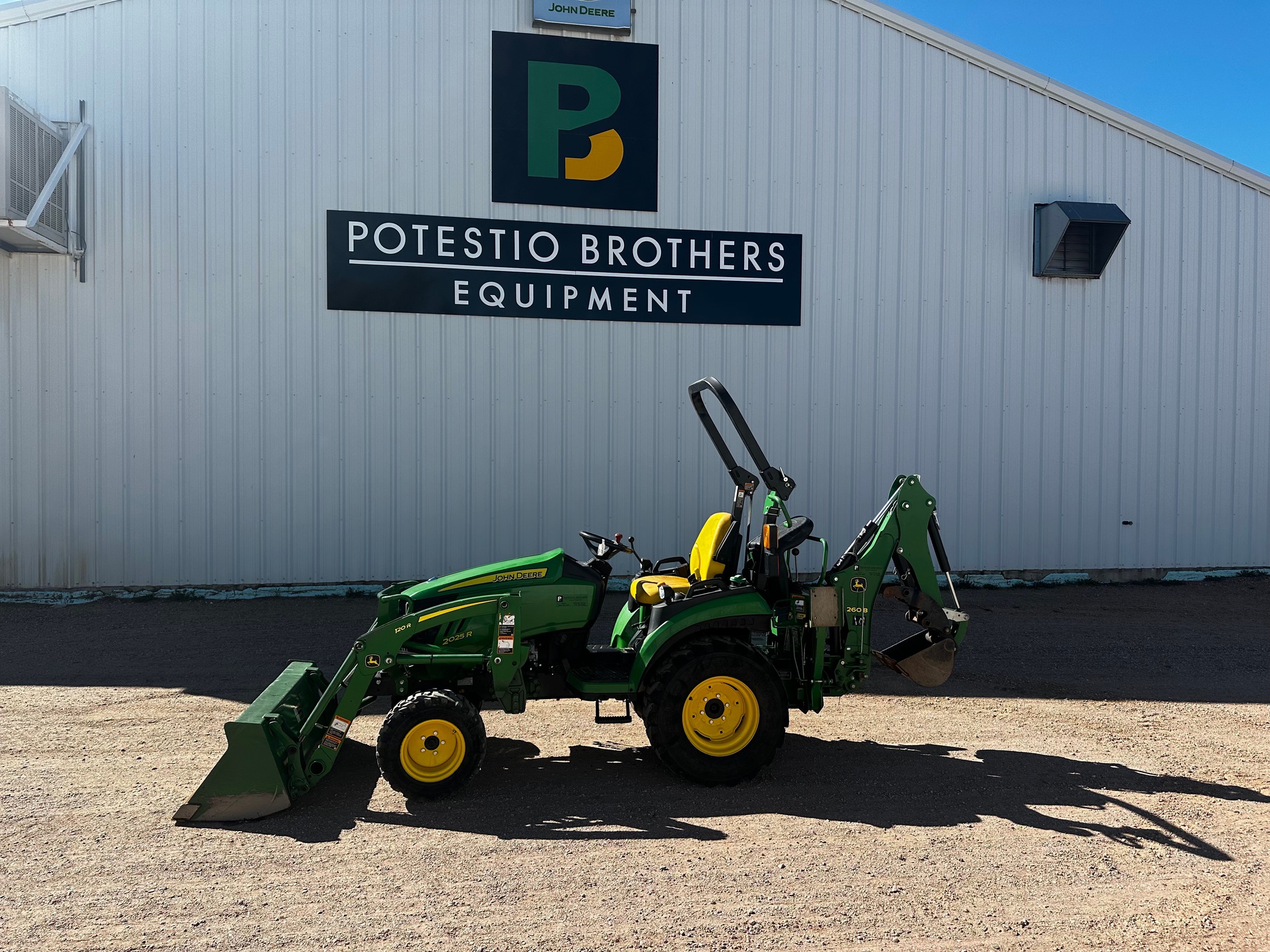 2019 John Deere 2025R Image 1