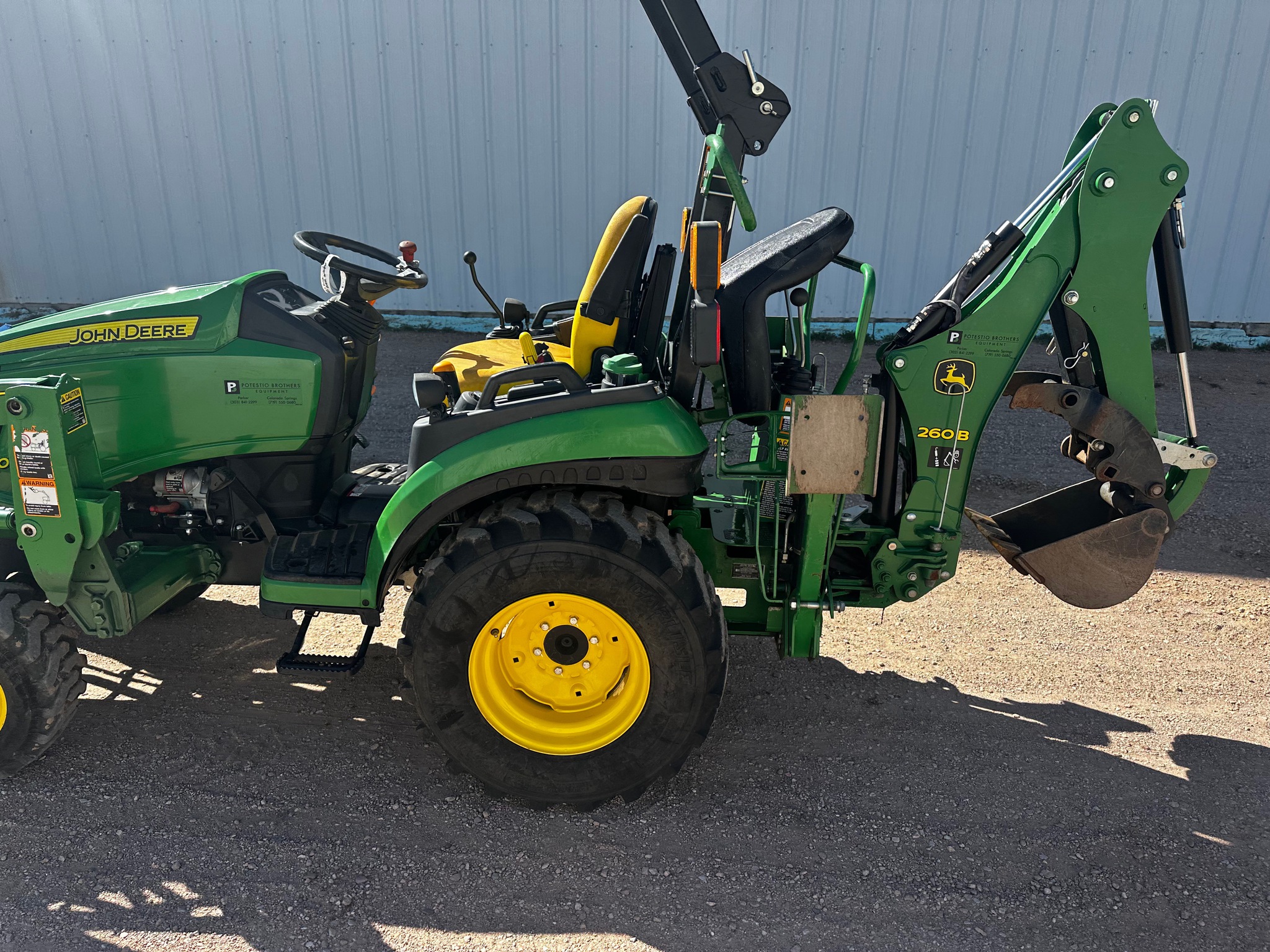 2019 John Deere 2025R Image 2