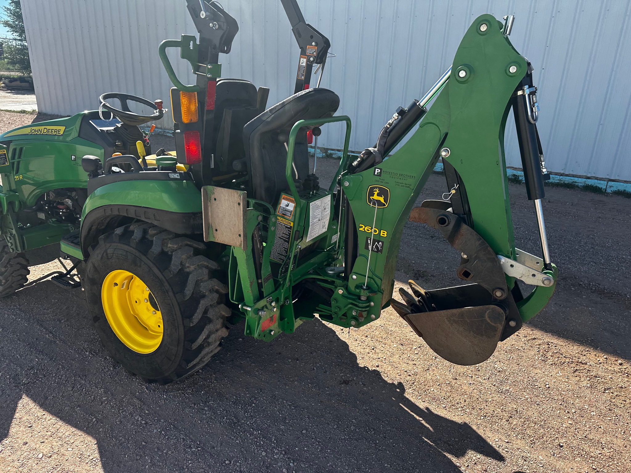 2019 John Deere 2025R Image 3