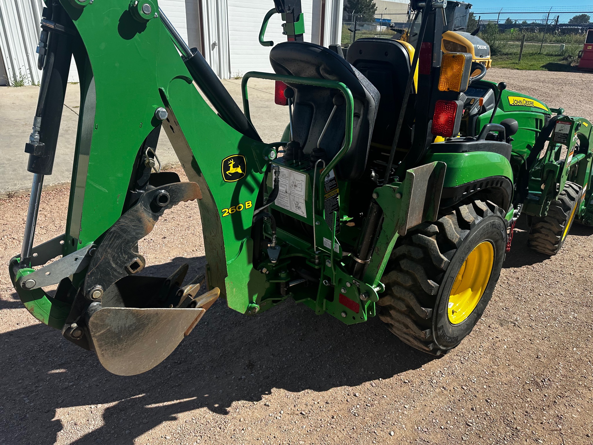 2019 John Deere 2025R Image 5