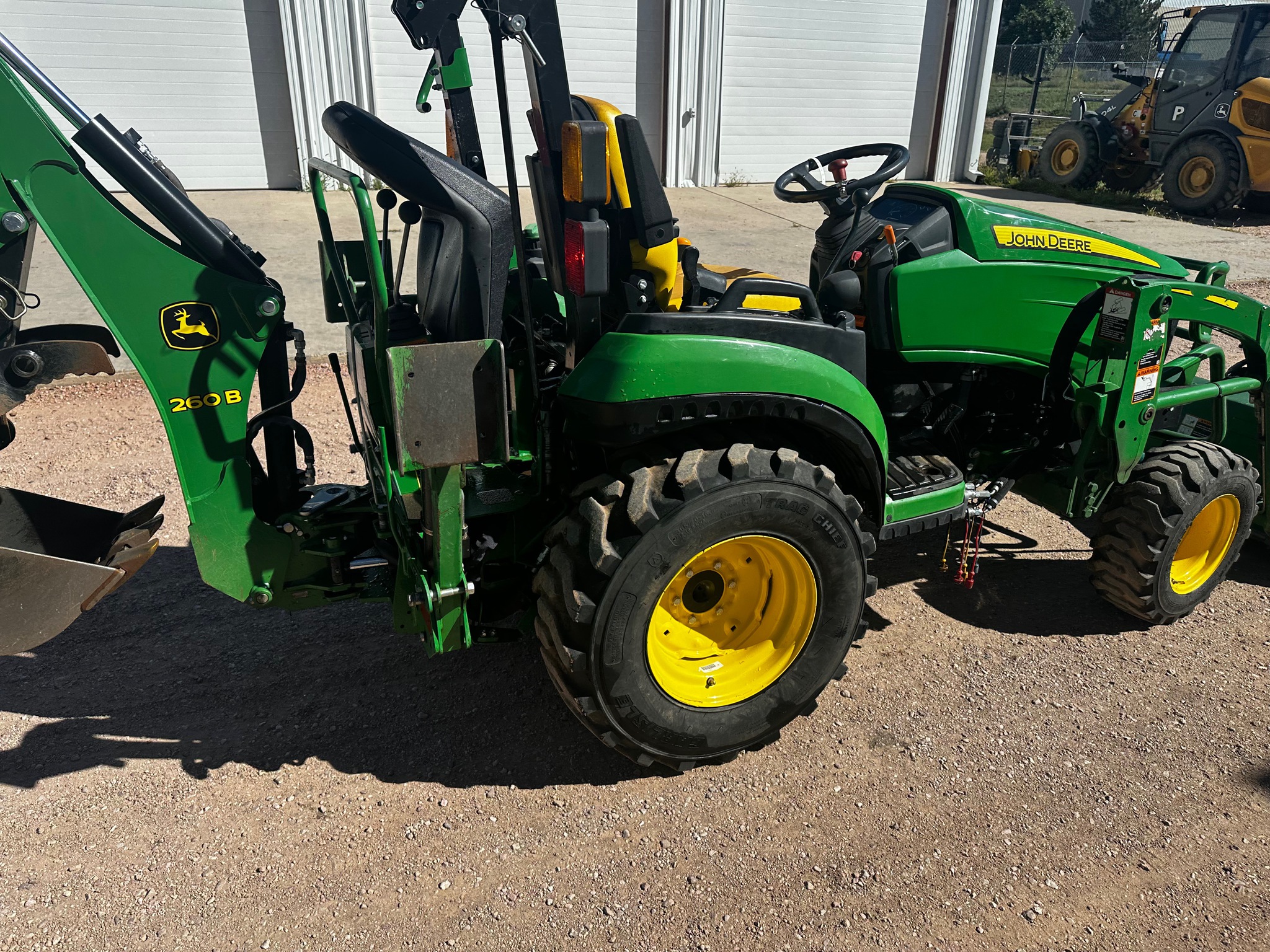 2019 John Deere 2025R Image 6