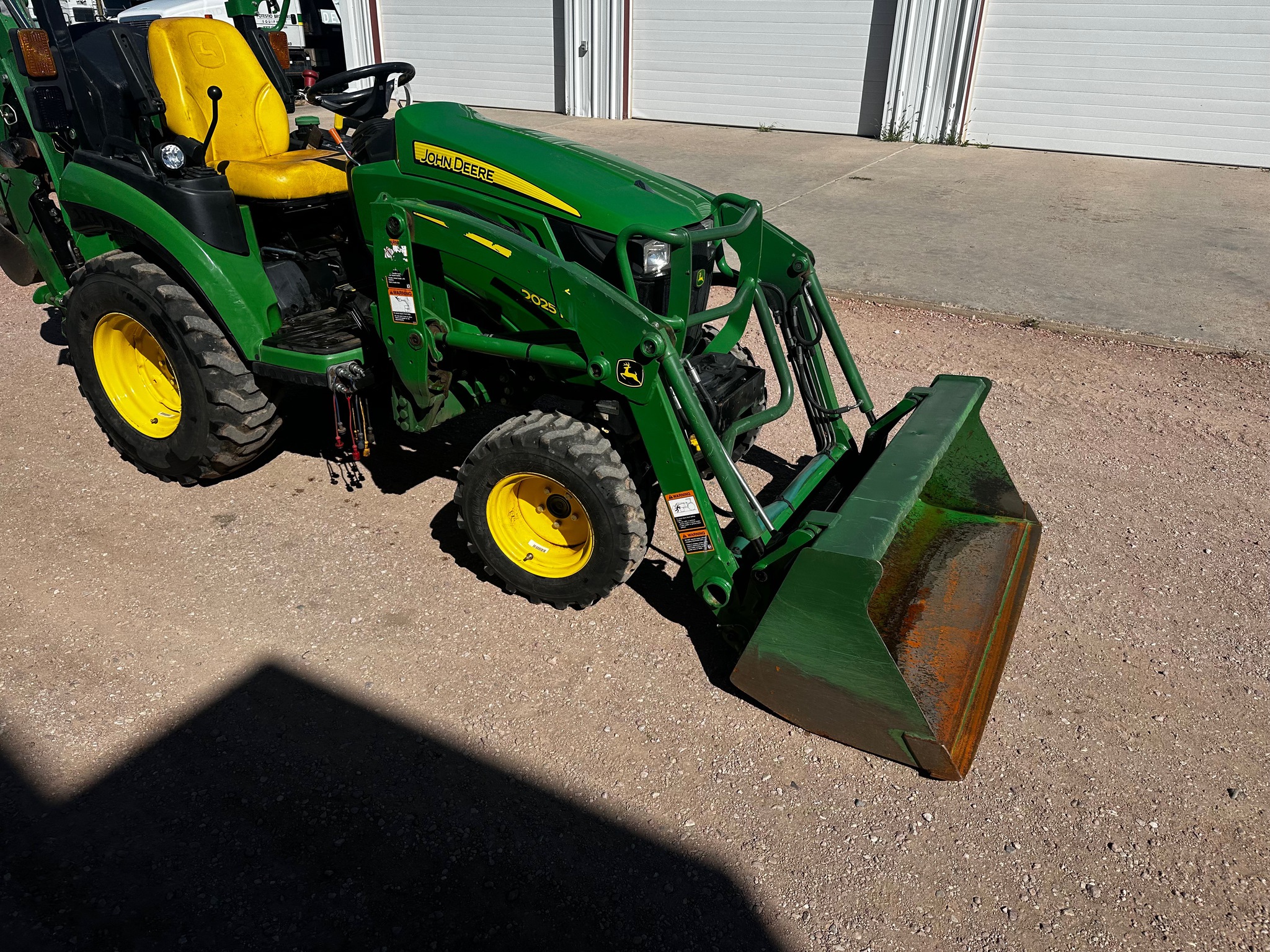 2019 John Deere 2025R Image 8