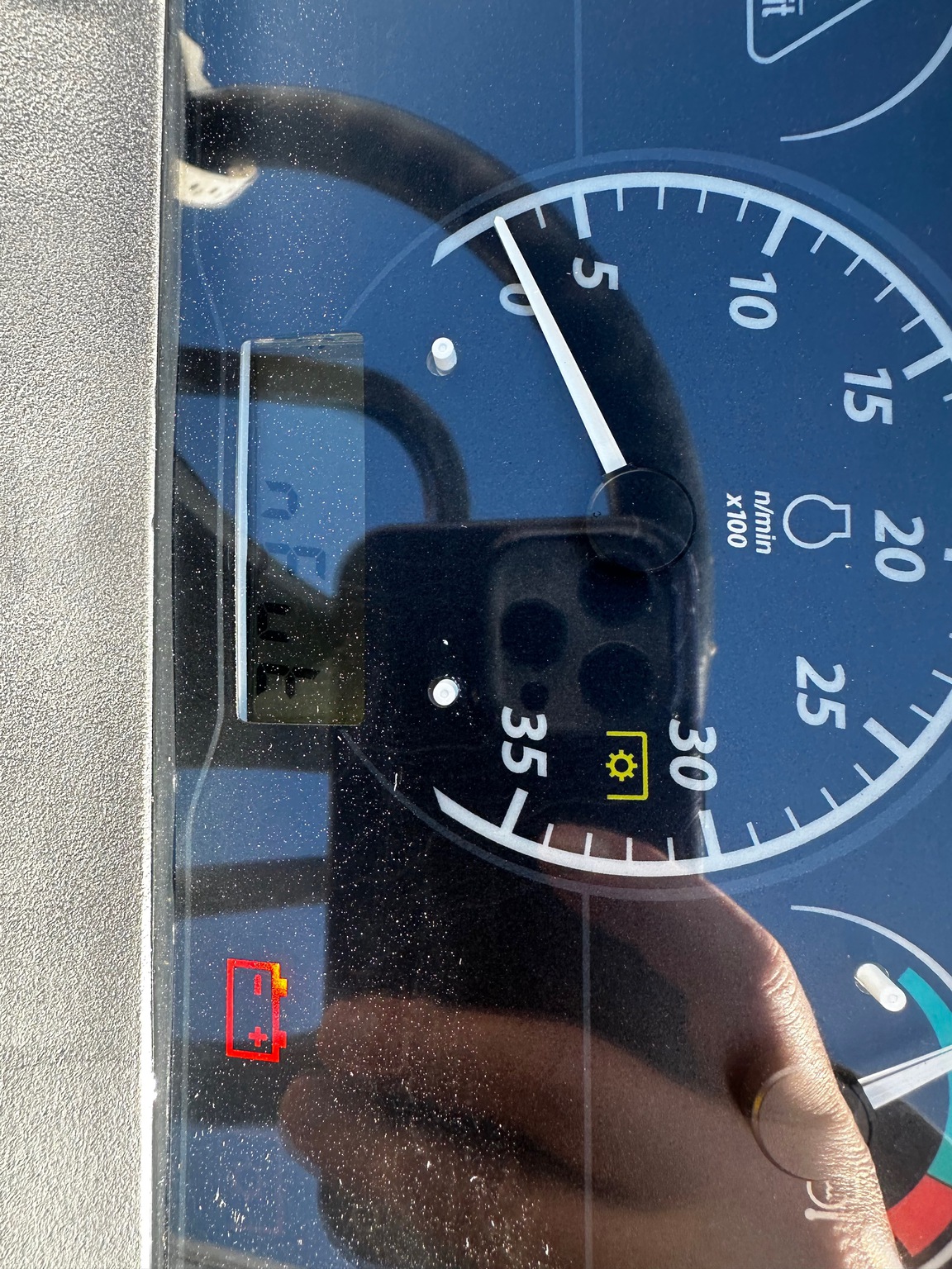 2019 John Deere 2025R Image 12