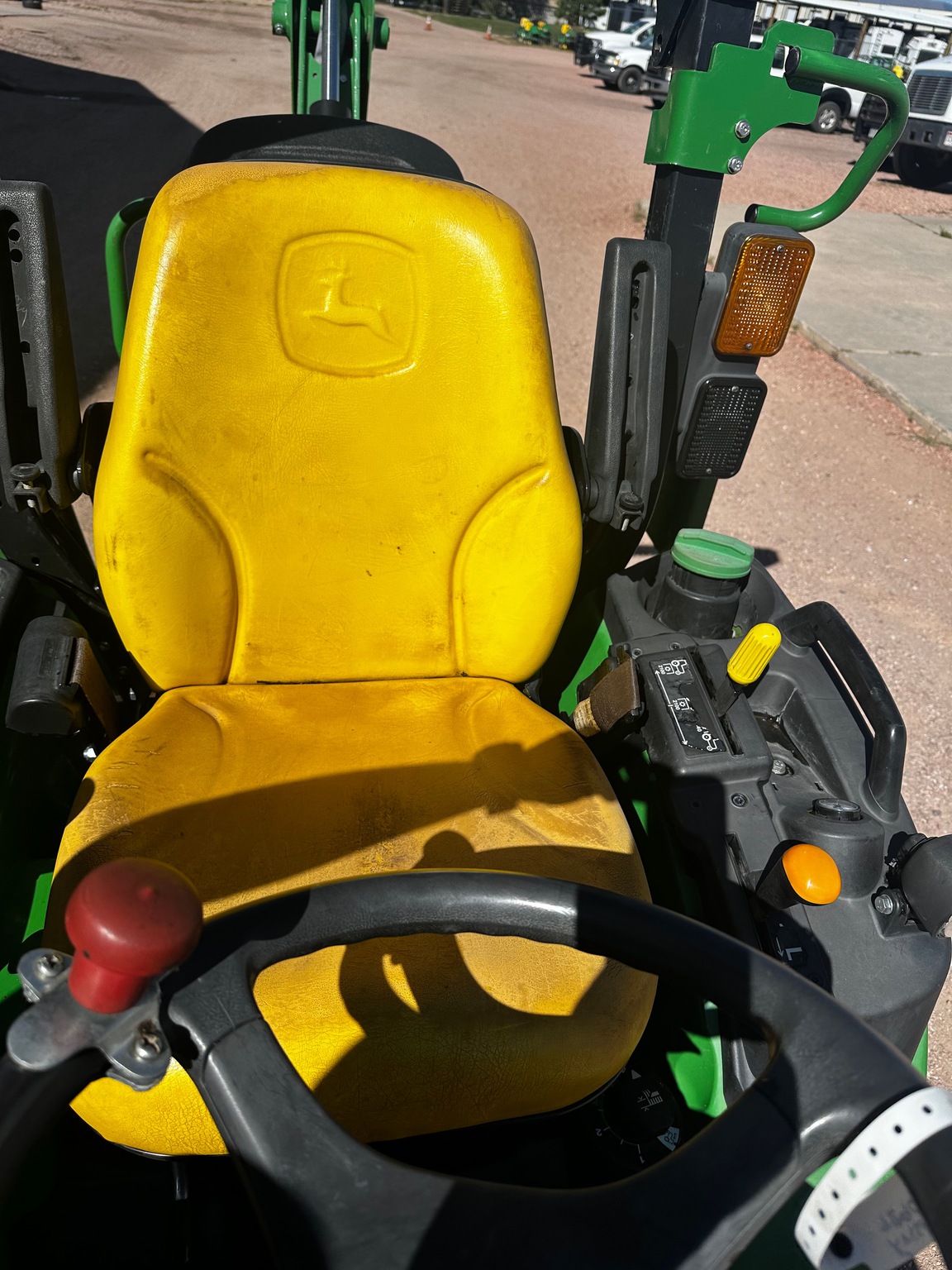 2019 John Deere 2025R Image 13