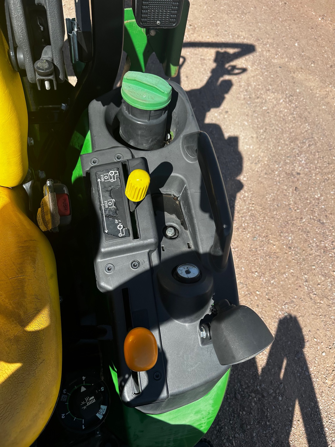 2019 John Deere 2025R Image 10