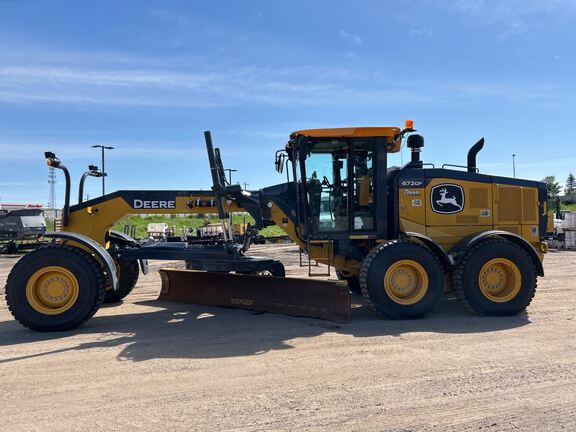 Photo of a 2023 John Deere 672G