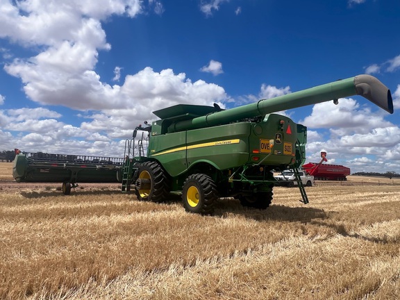 John Deere S760 image 4