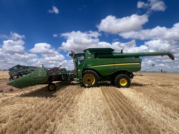 John Deere S760 image 6