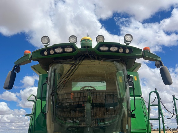 John Deere S760 image 8