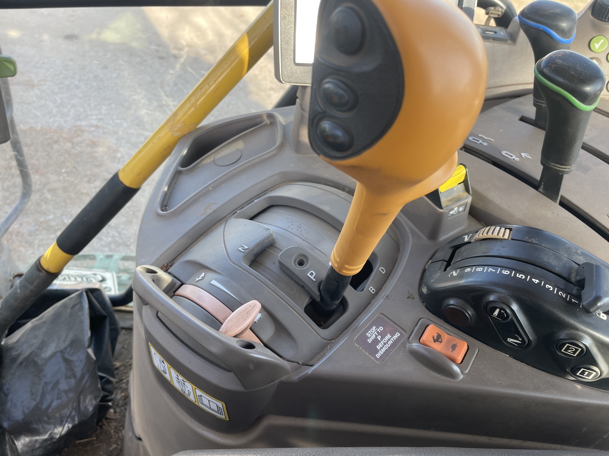 2014 John Deere 6115R Image 17