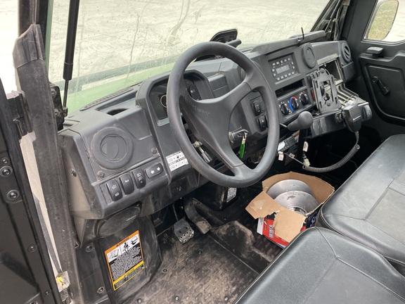 2025 John Deere XUV 845M - Photo3