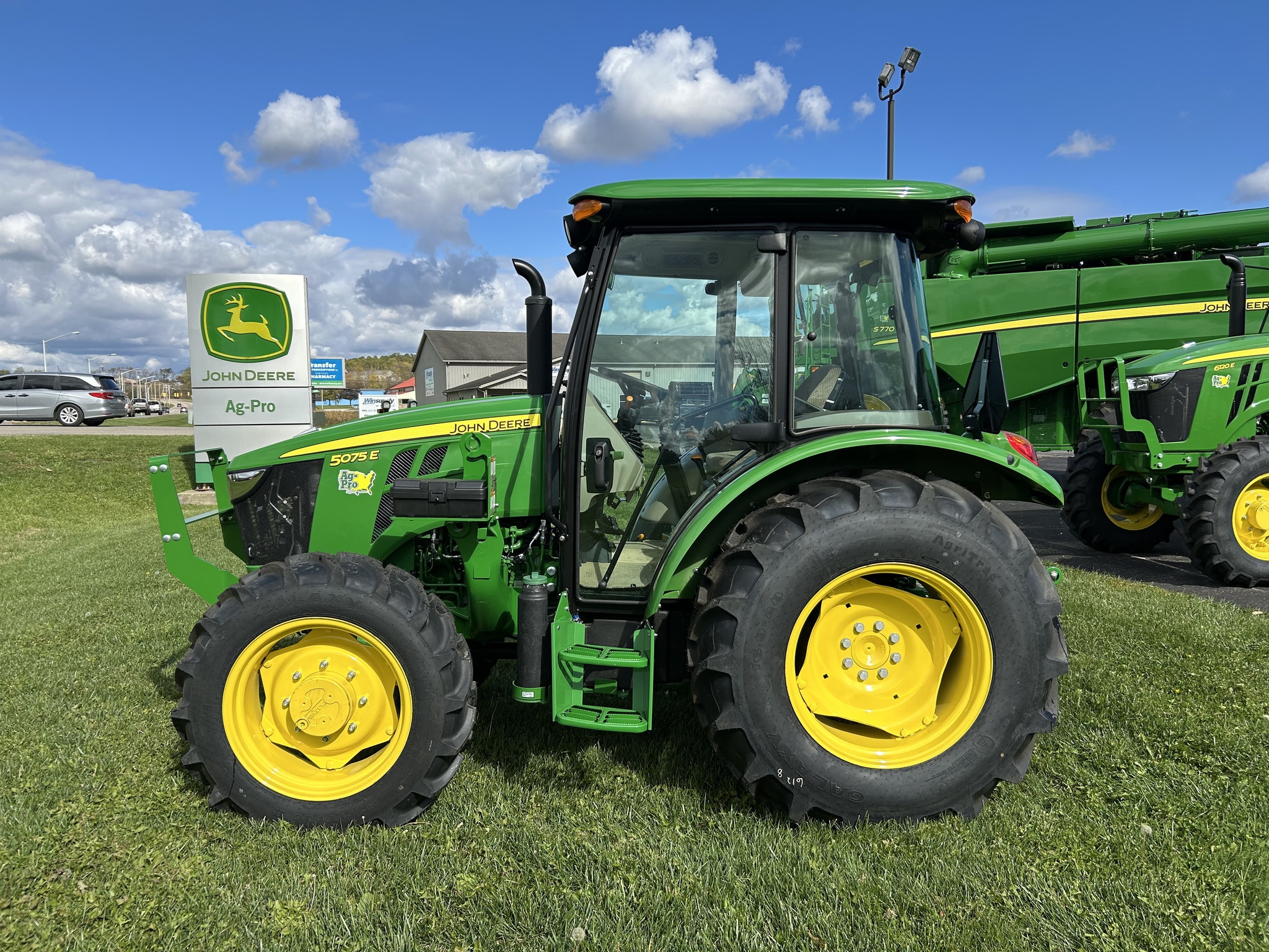 2025 John Deere 5075E Image 5