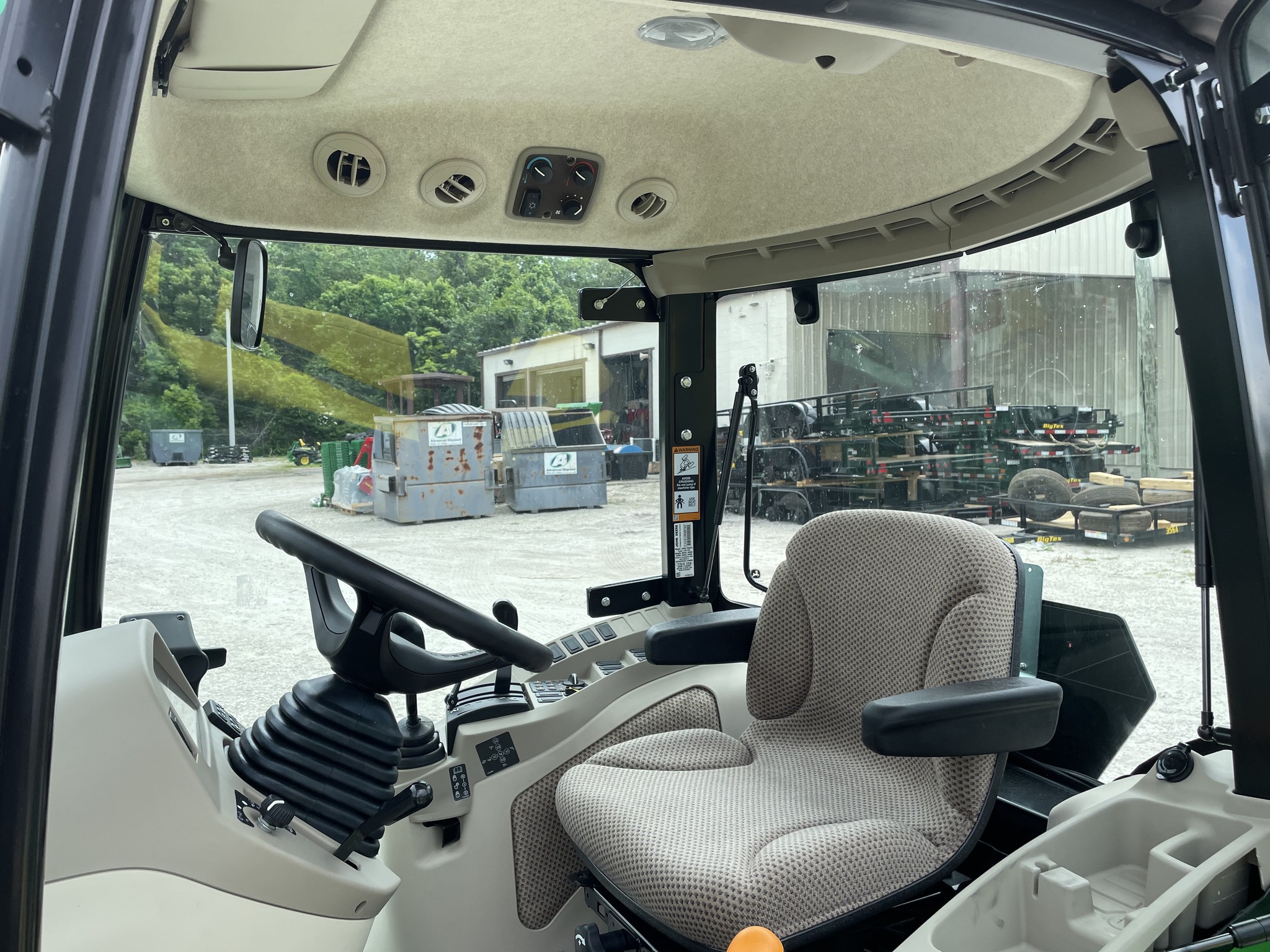 2026 John Deere 3033R Image 3