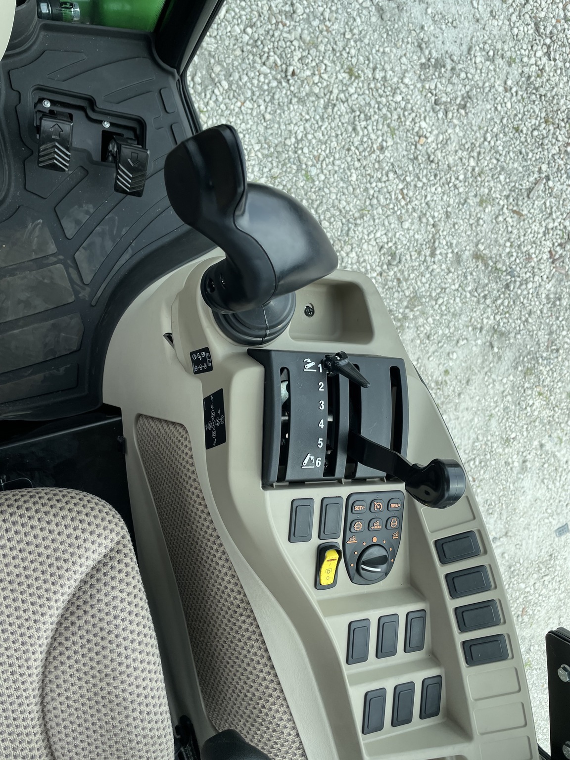 2026 John Deere 3033R Image 2