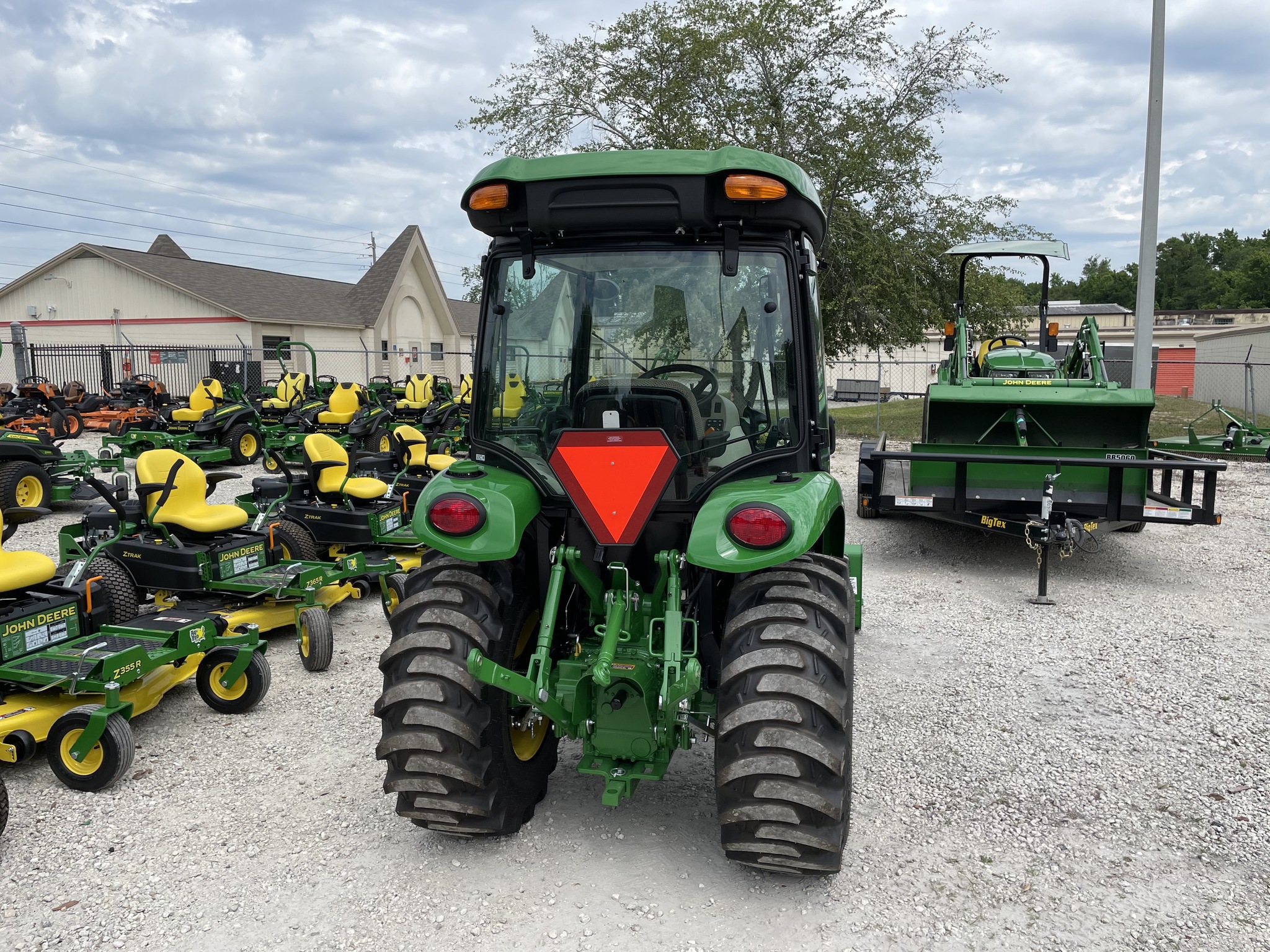 2026 John Deere 3033R Image 8