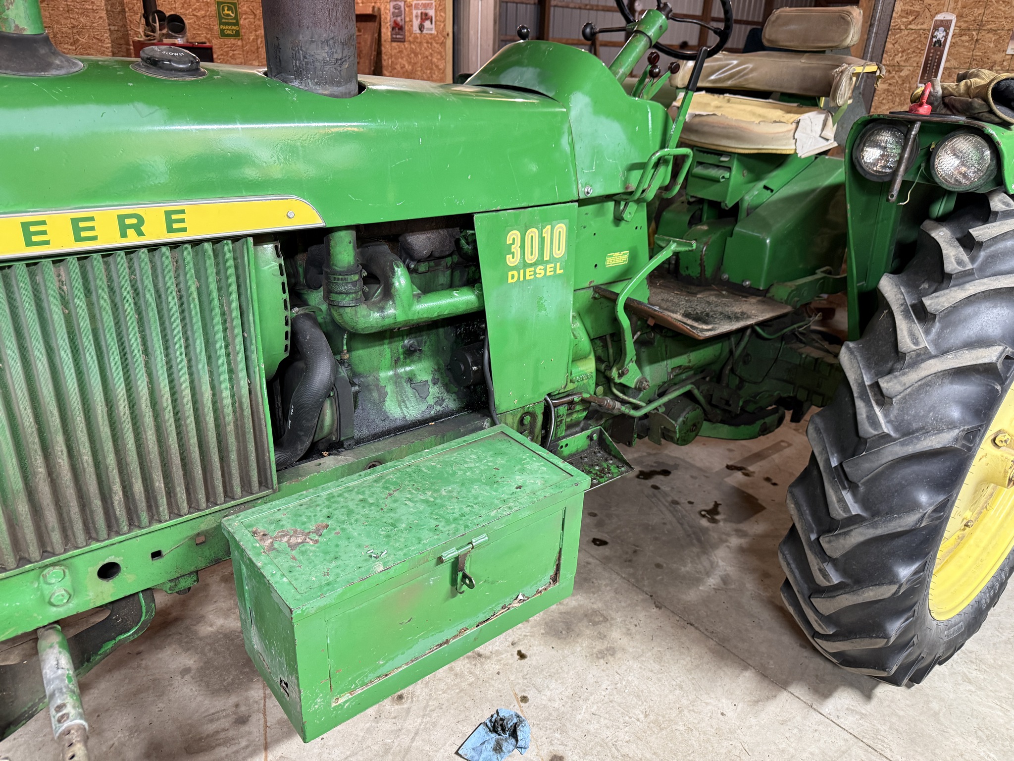 John Deere 3010 Image 3