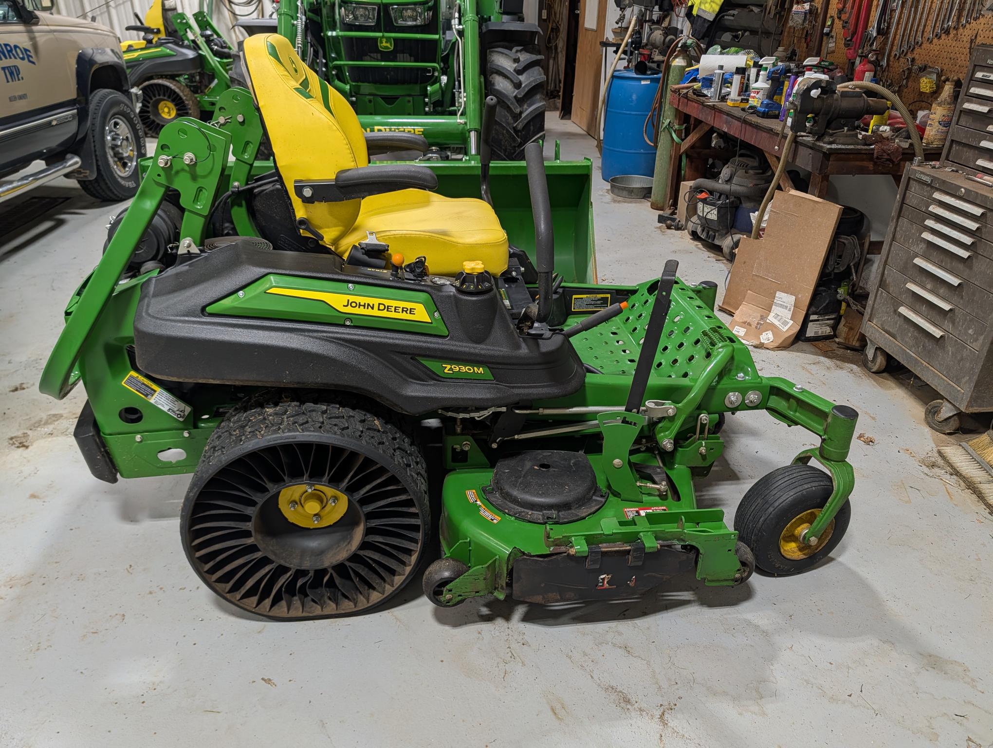 2023 John Deere Z930M Image 4