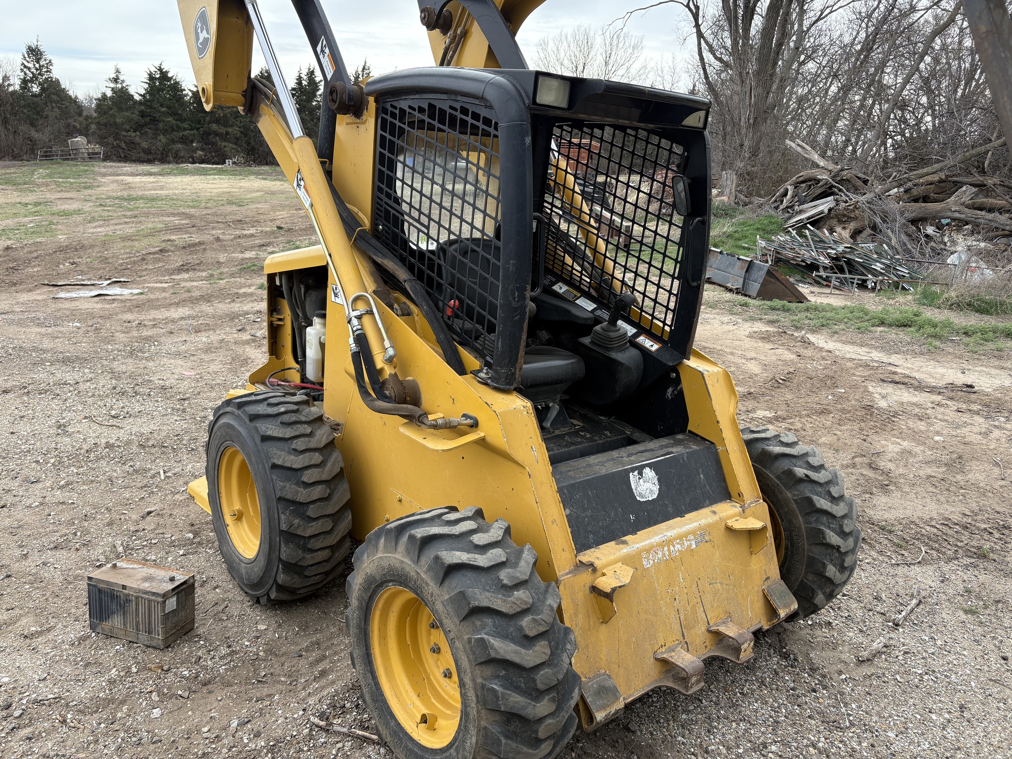 2008 John Deere 325 Image 9