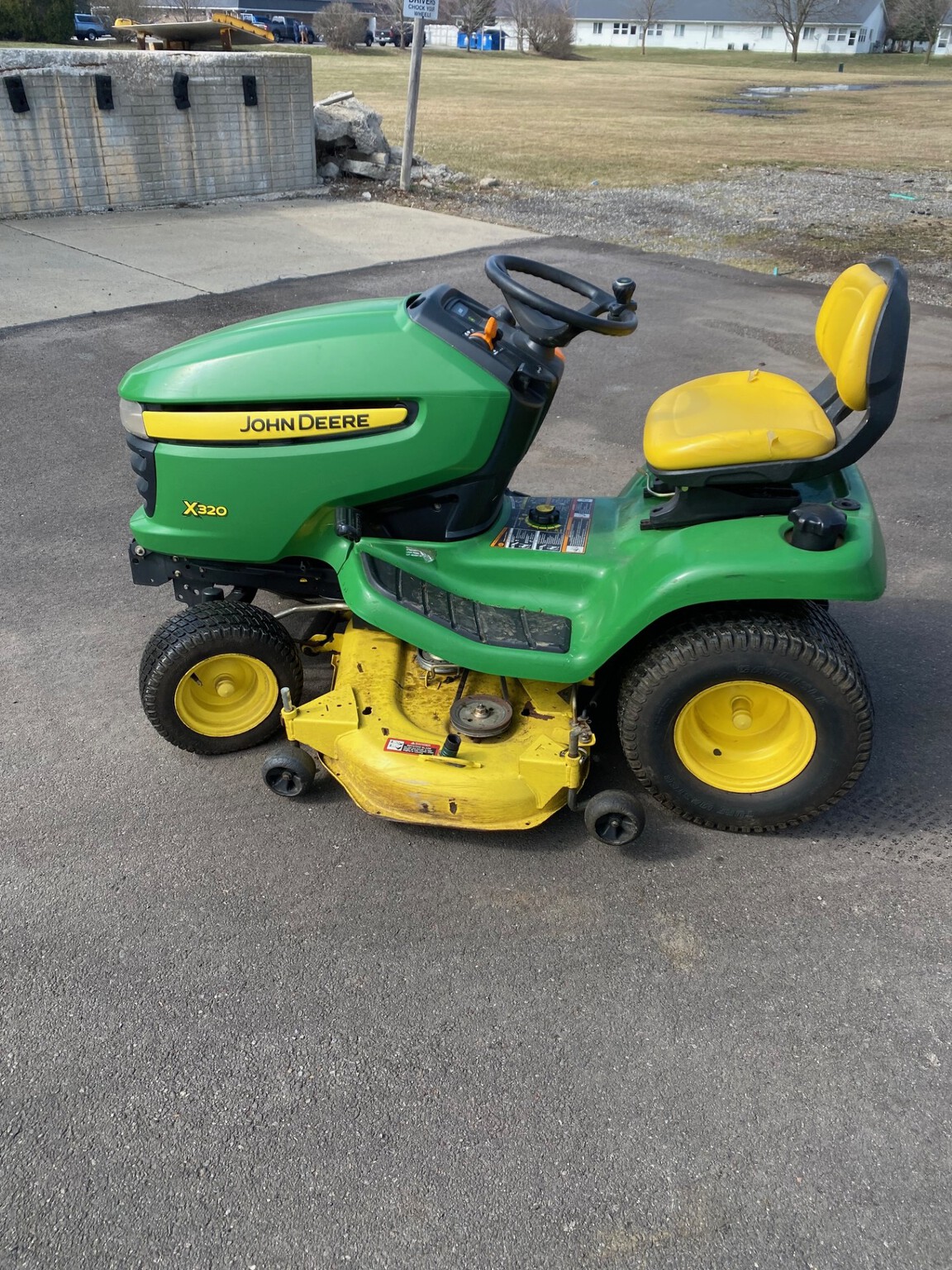 2009 John Deere X320 Image 2