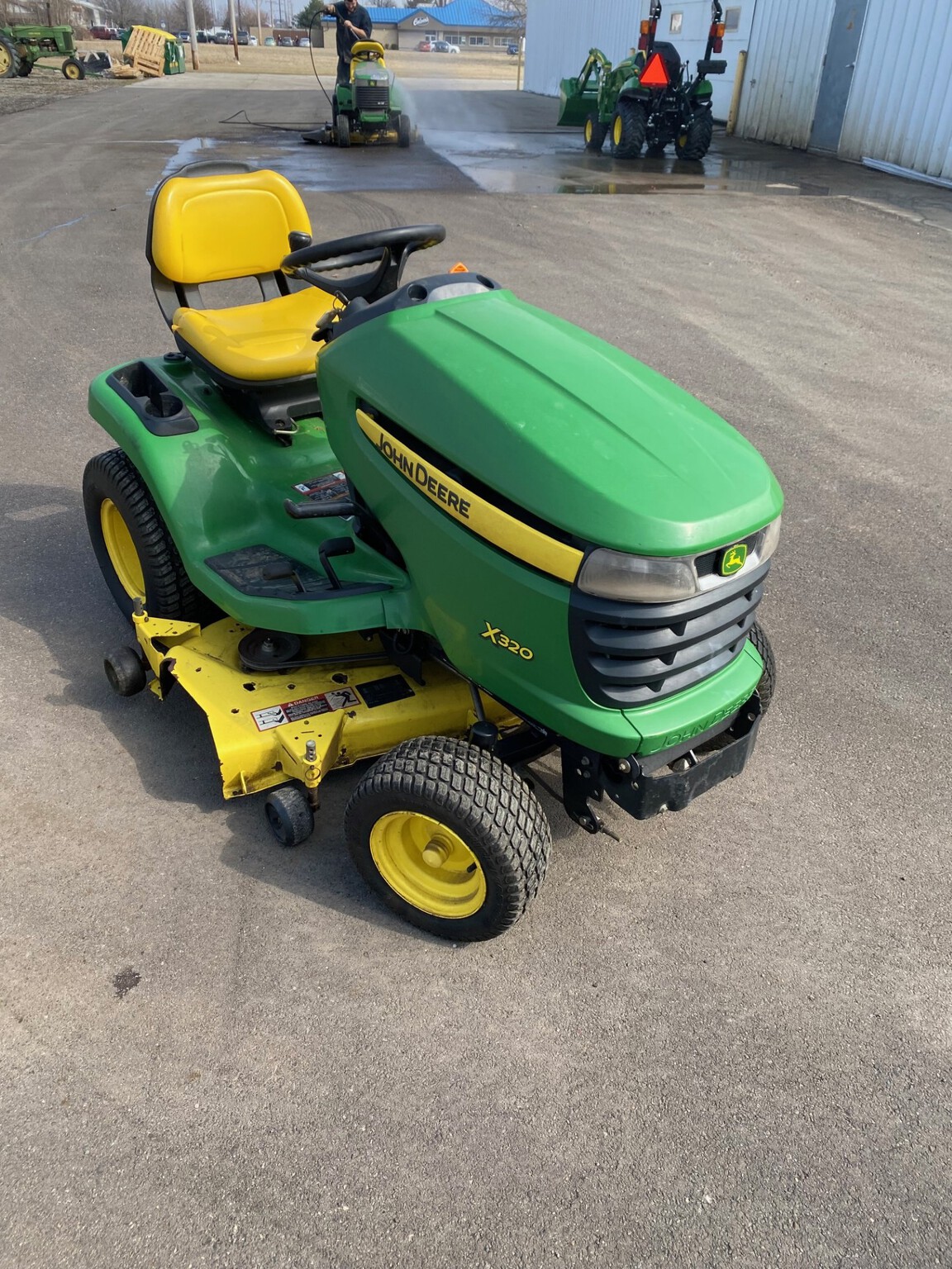 2009 John Deere X320 Image 6