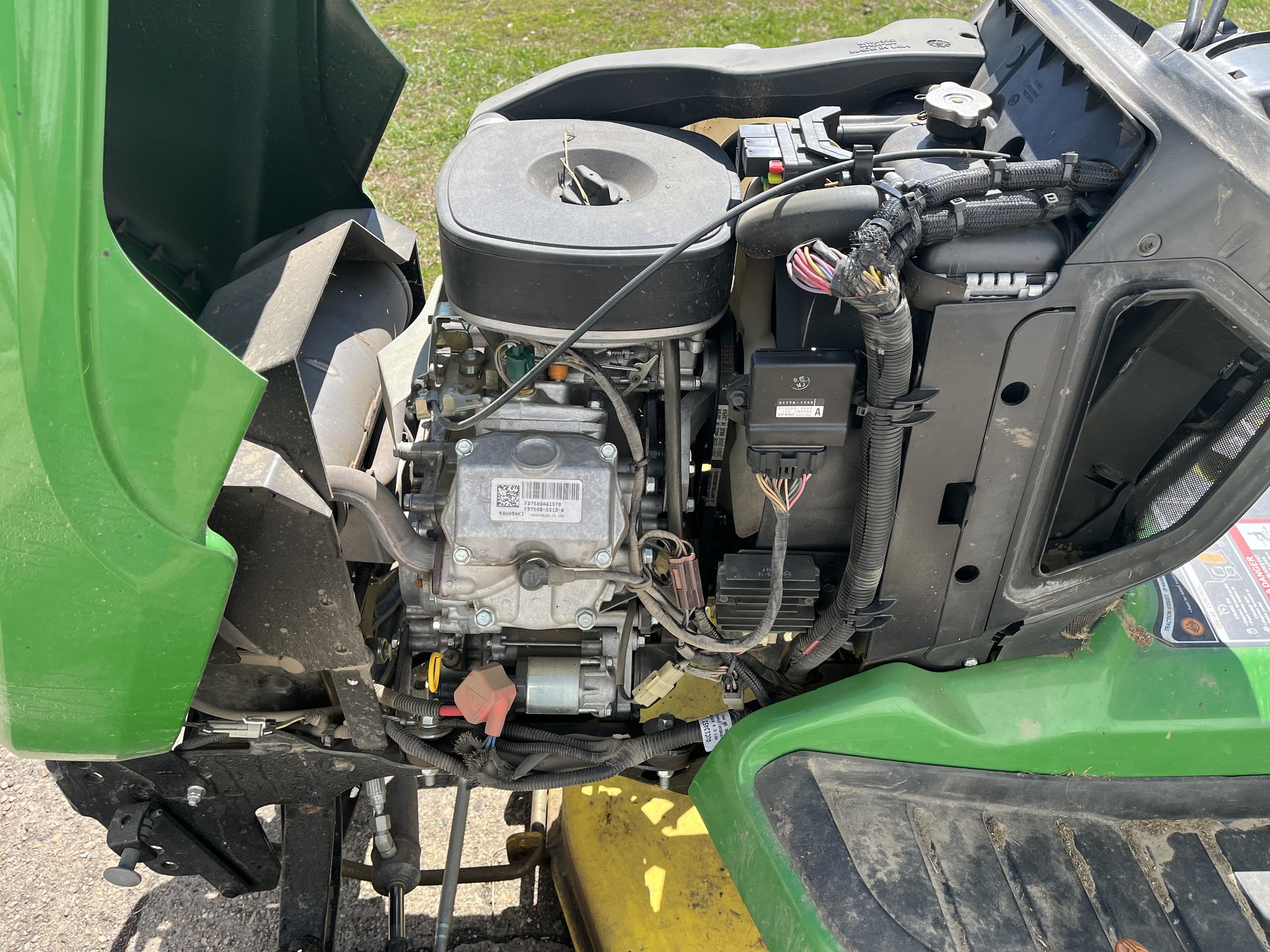  2022 John Deere X730 at Heritage Tractor in Princeton, IL