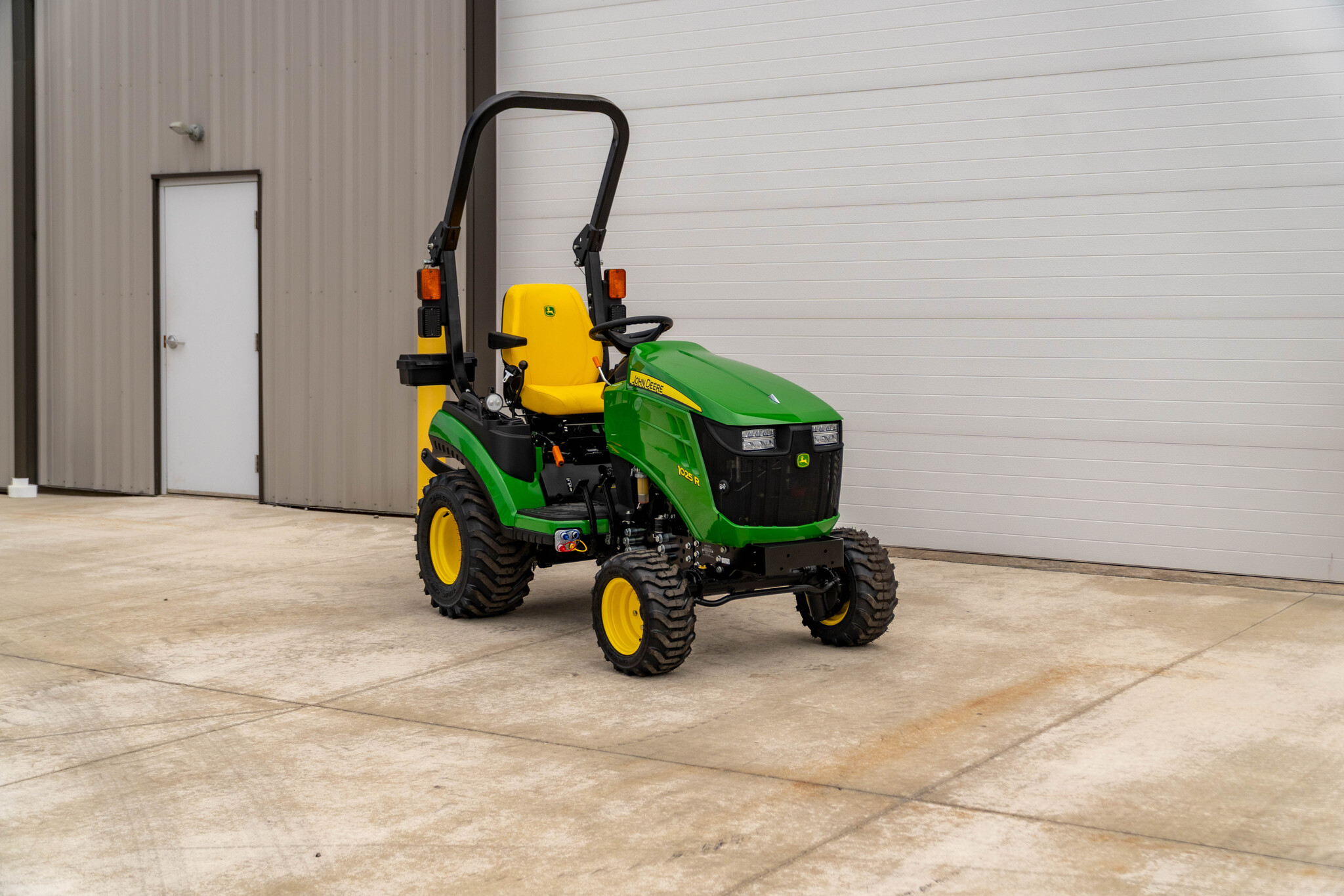 New In-Stock 2026 John Deere 1025R Compact Utility Tractors at Koenig Equipment in Urbana, OH - PhotoXL3
