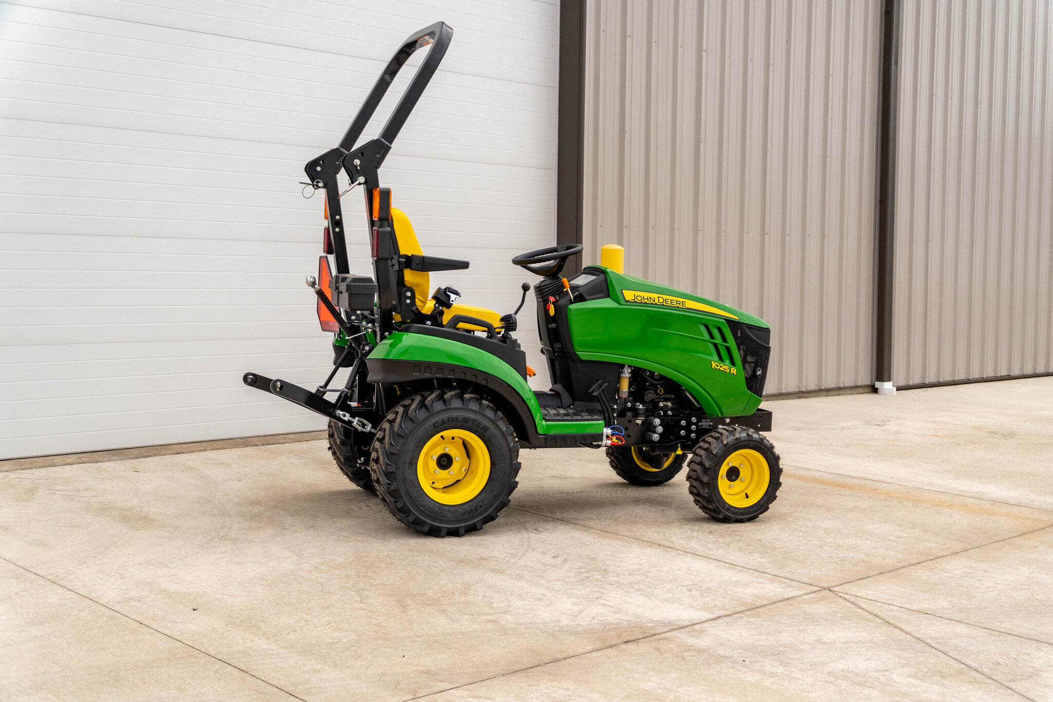 New In-Stock 2026 John Deere 1025R Compact Utility Tractors at Koenig Equipment in Urbana, OH - PhotoXL2