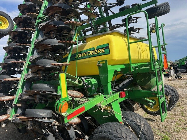 2006 John Deere 1990 Air Drills and Seeders
